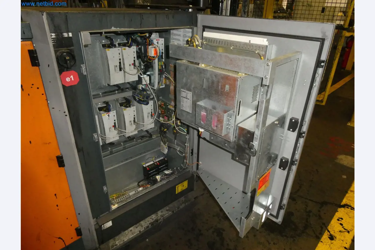 Robots, welding equipment and assembly accessories from the automotive industry-13