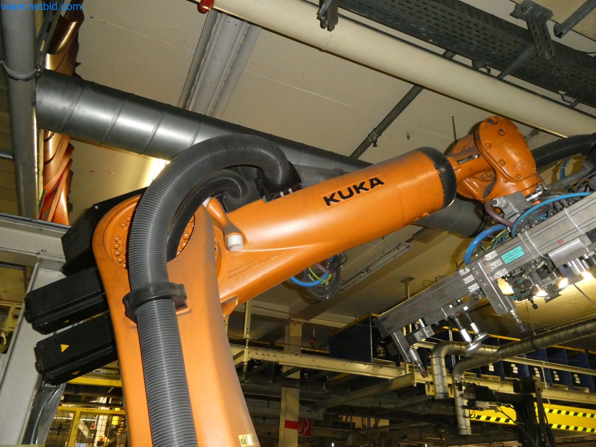 Robots, welding equipment and assembly accessories from the automotive industry-14