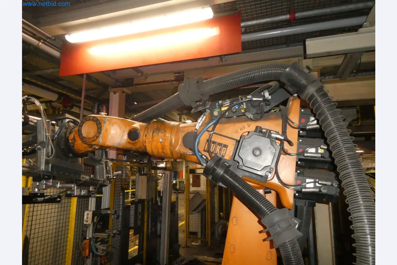 Robots, welding equipment and assembly accessories from the automotive industry-25