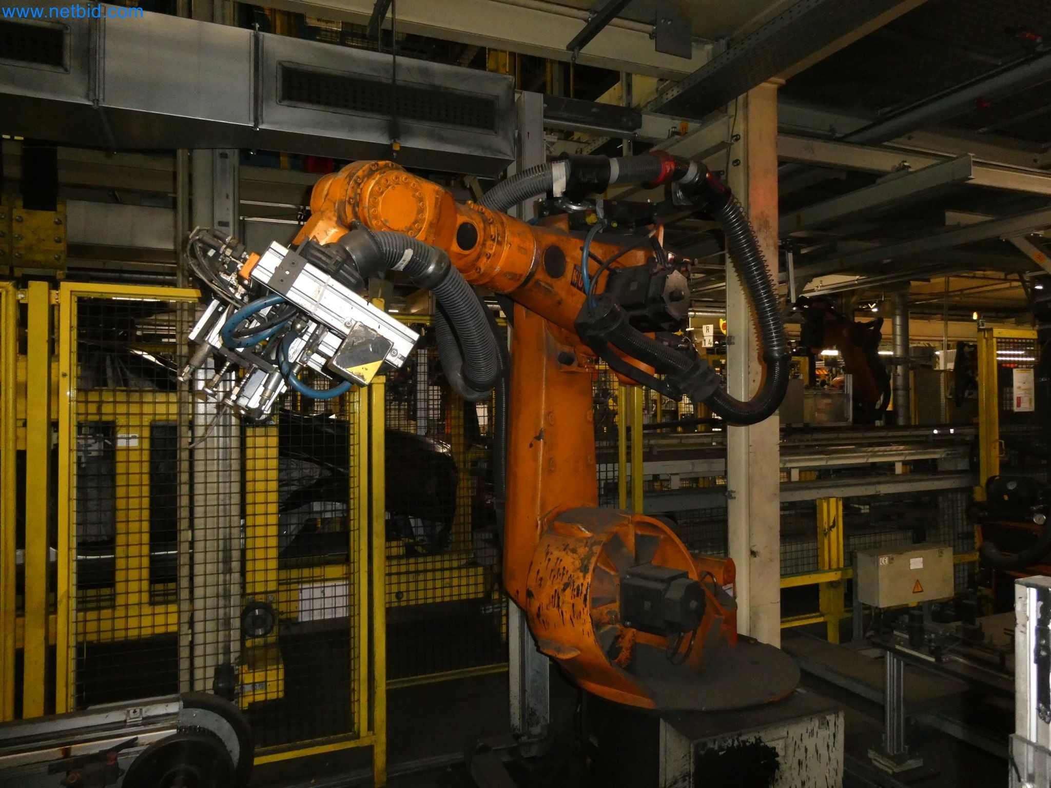 Robots, welding equipment and assembly accessories from the automotive industry-31