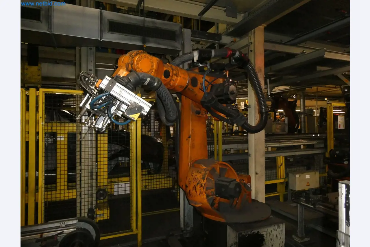 Robots, welding equipment and assembly accessories from the automotive industry-31