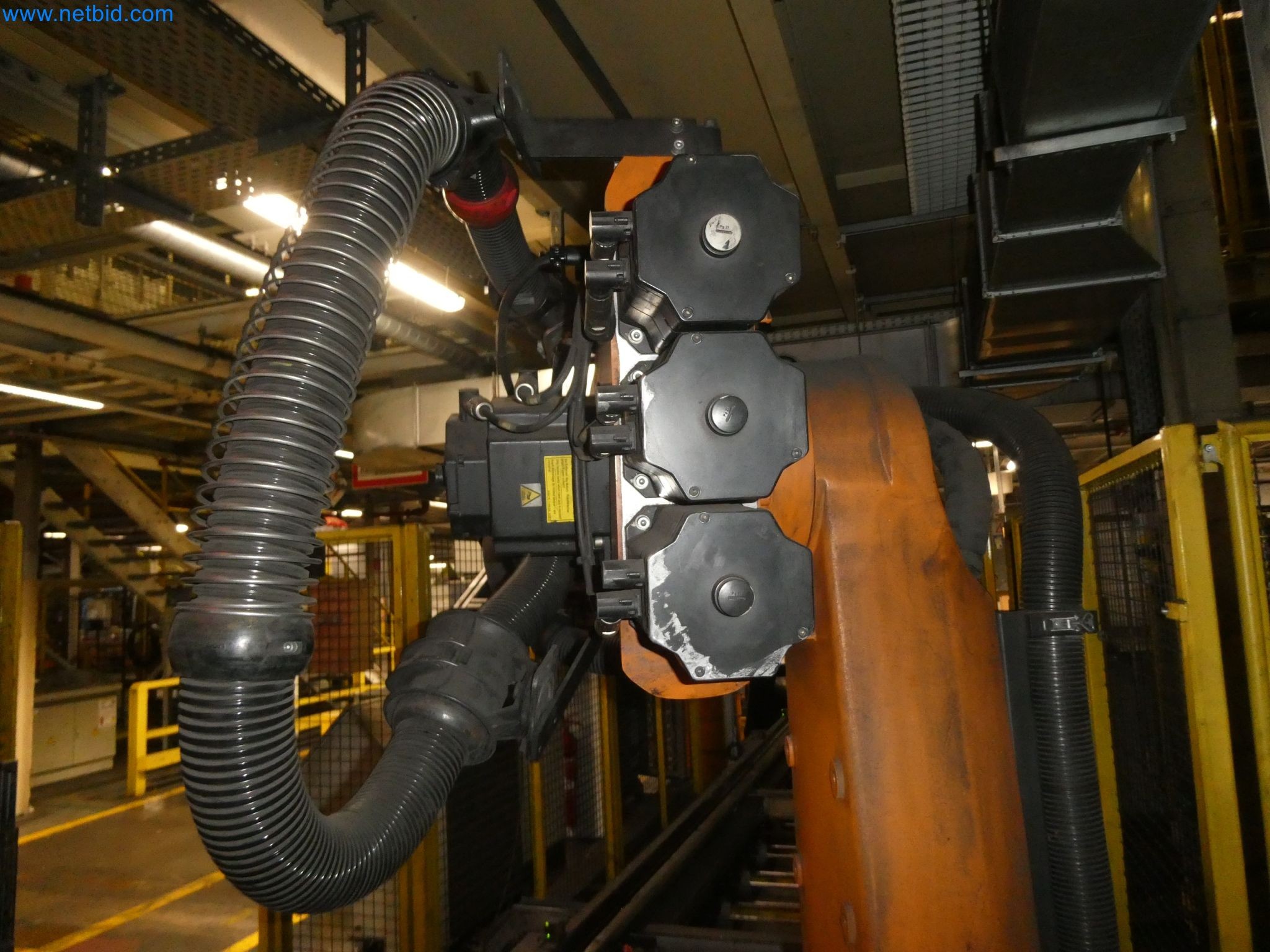 Robots, welding equipment and assembly accessories from the automotive industry-32