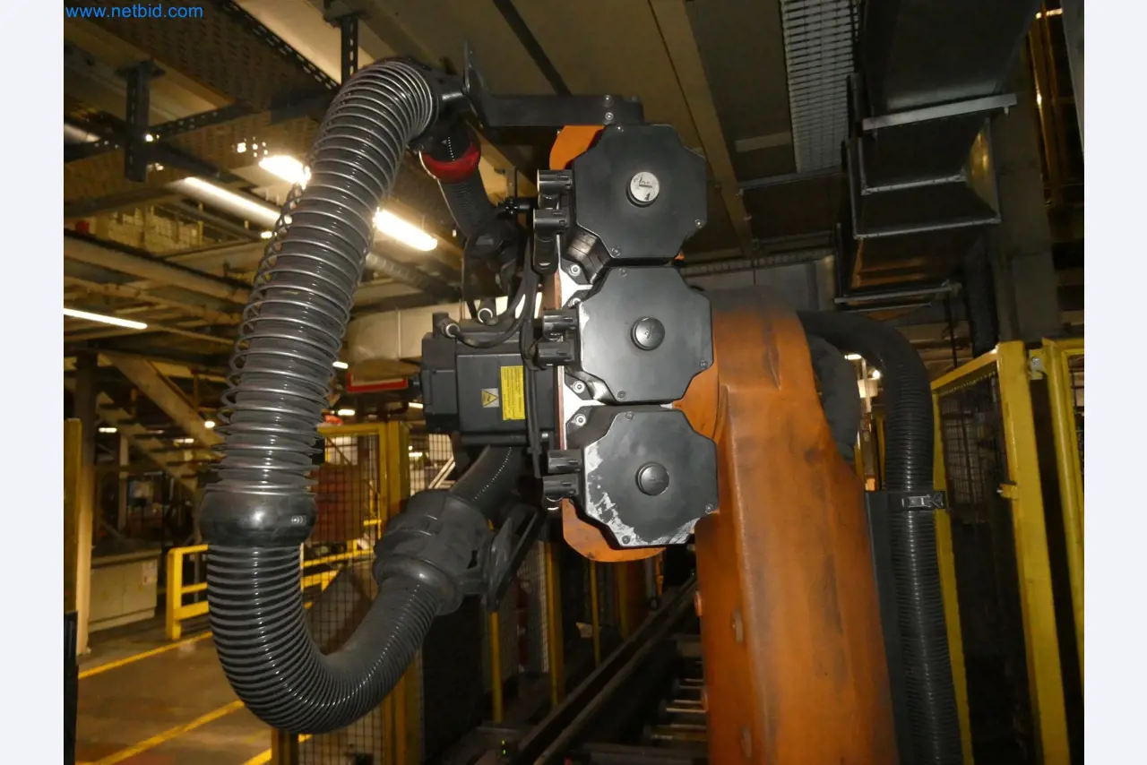 Robots, welding equipment and assembly accessories from the automotive industry-32