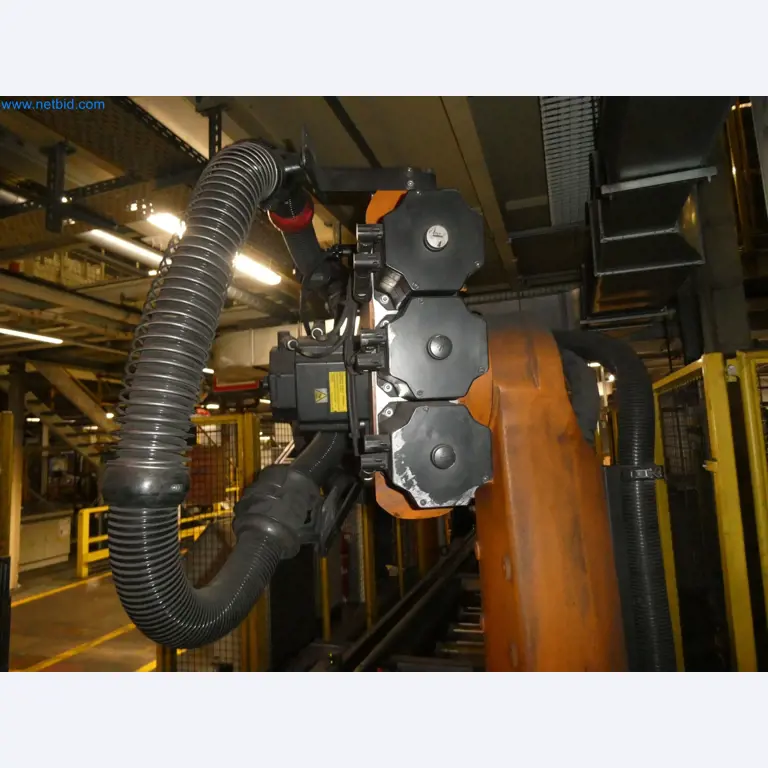 Robots, welding equipment and assembly accessories from the automotive industry-32