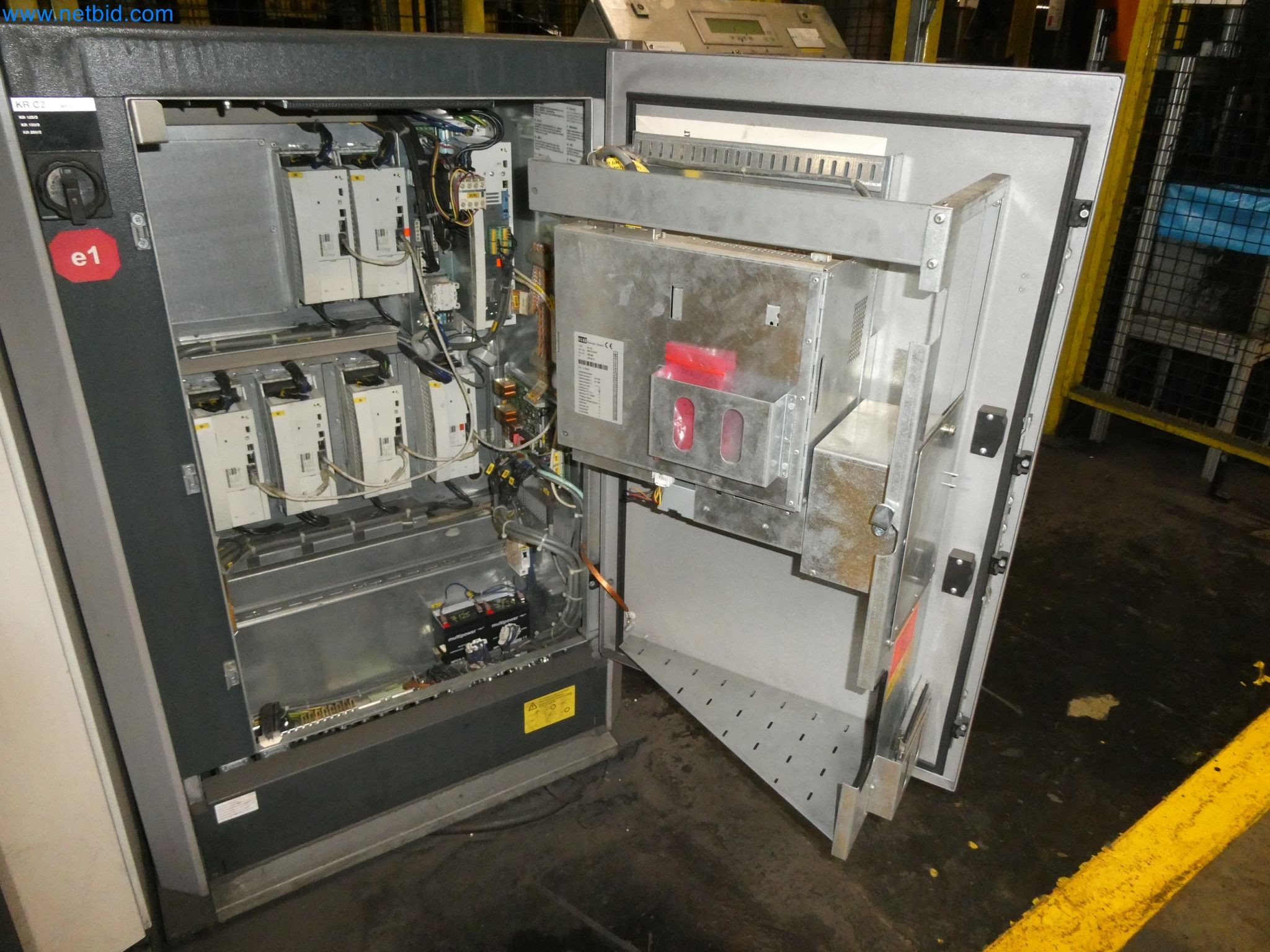 Robots, welding equipment and assembly accessories from the automotive industry-37