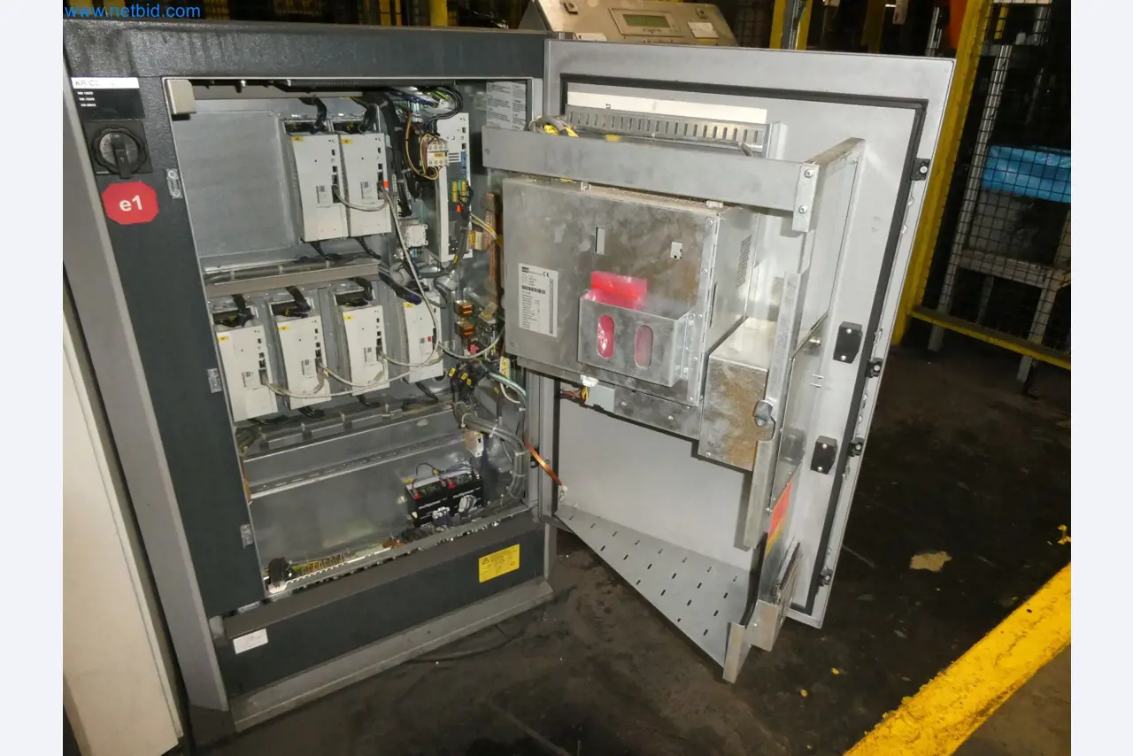 Robots, welding equipment and assembly accessories from the automotive industry-37