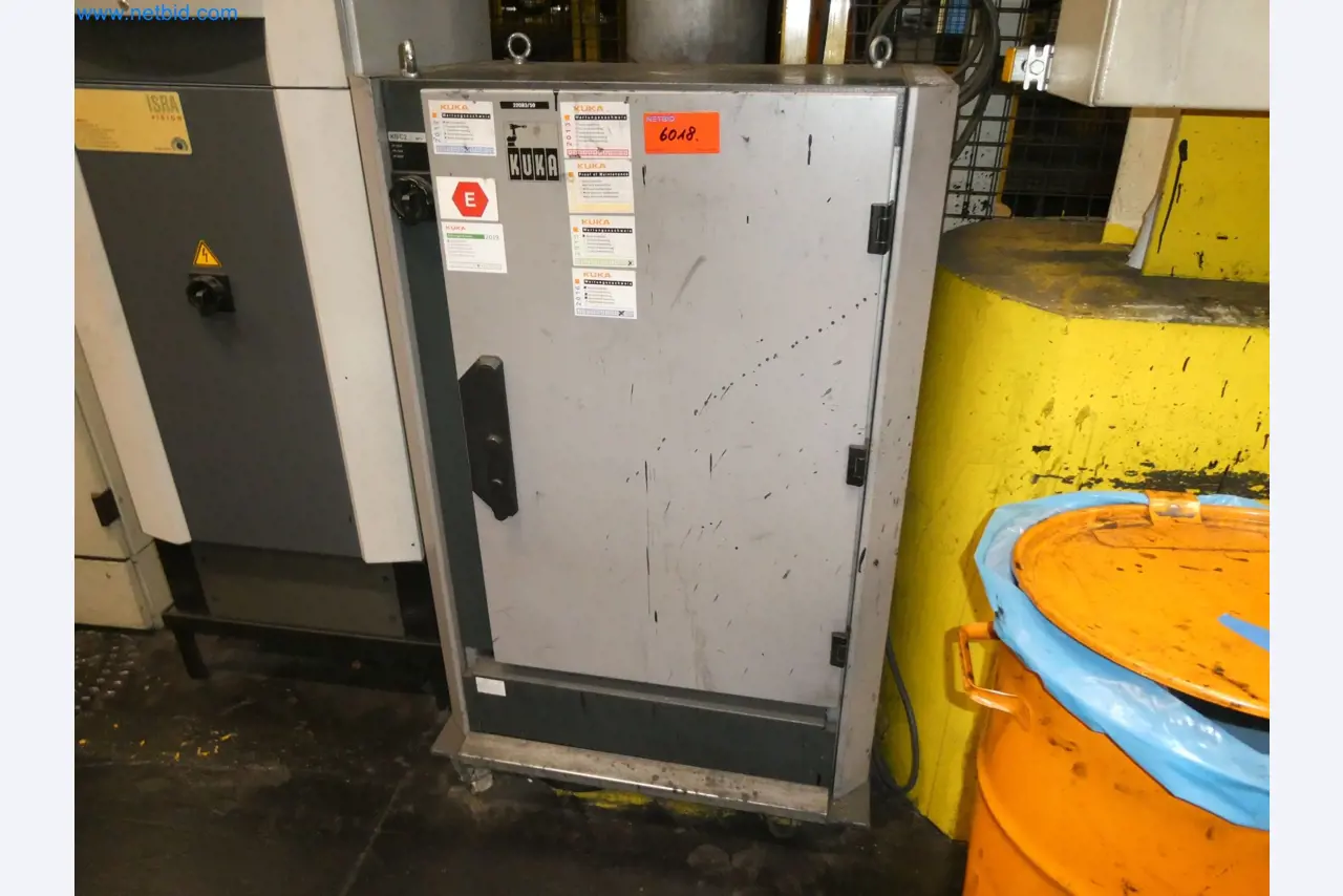 Robots, welding equipment and assembly accessories from the automotive industry-39