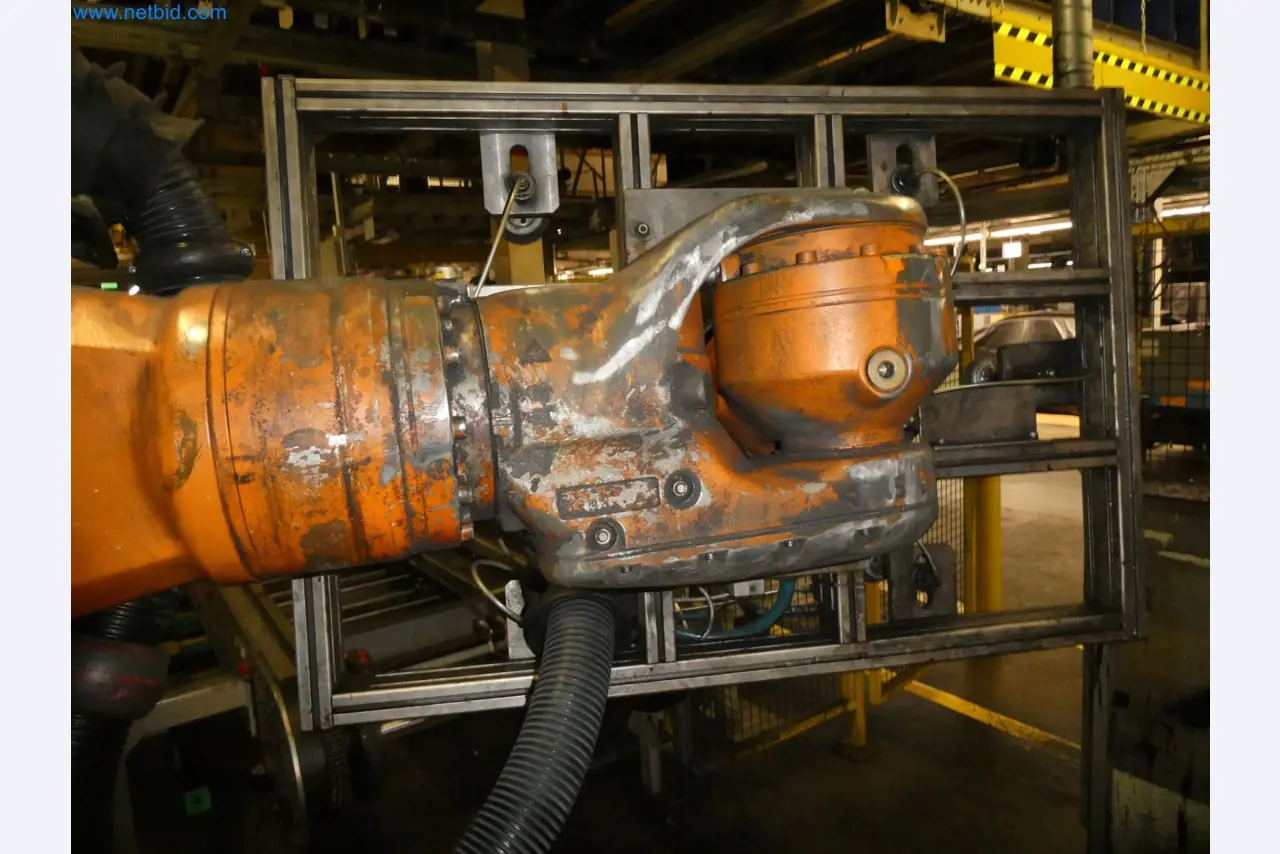 Robots, welding equipment and assembly accessories from the automotive industry-3