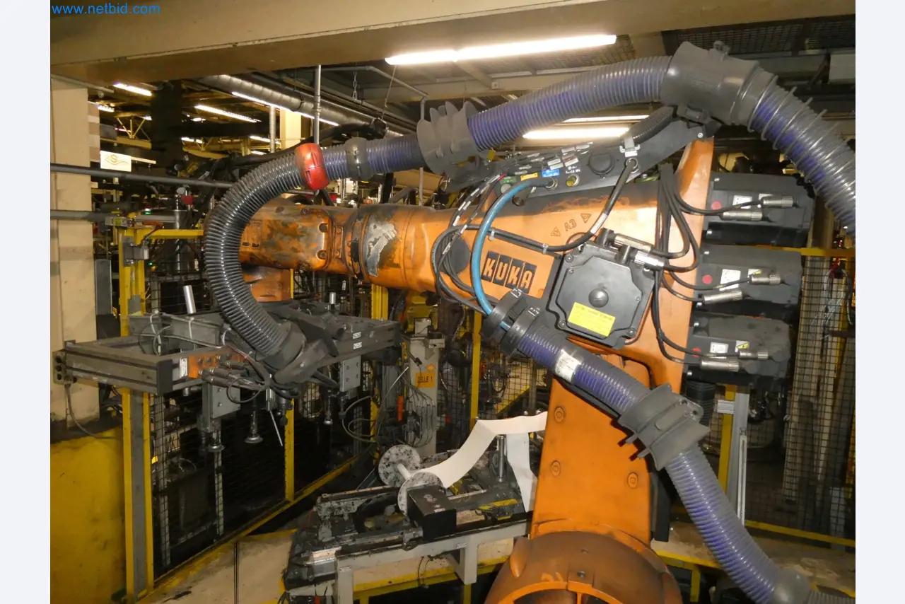 Robots, welding equipment and assembly accessories from the automotive industry-43