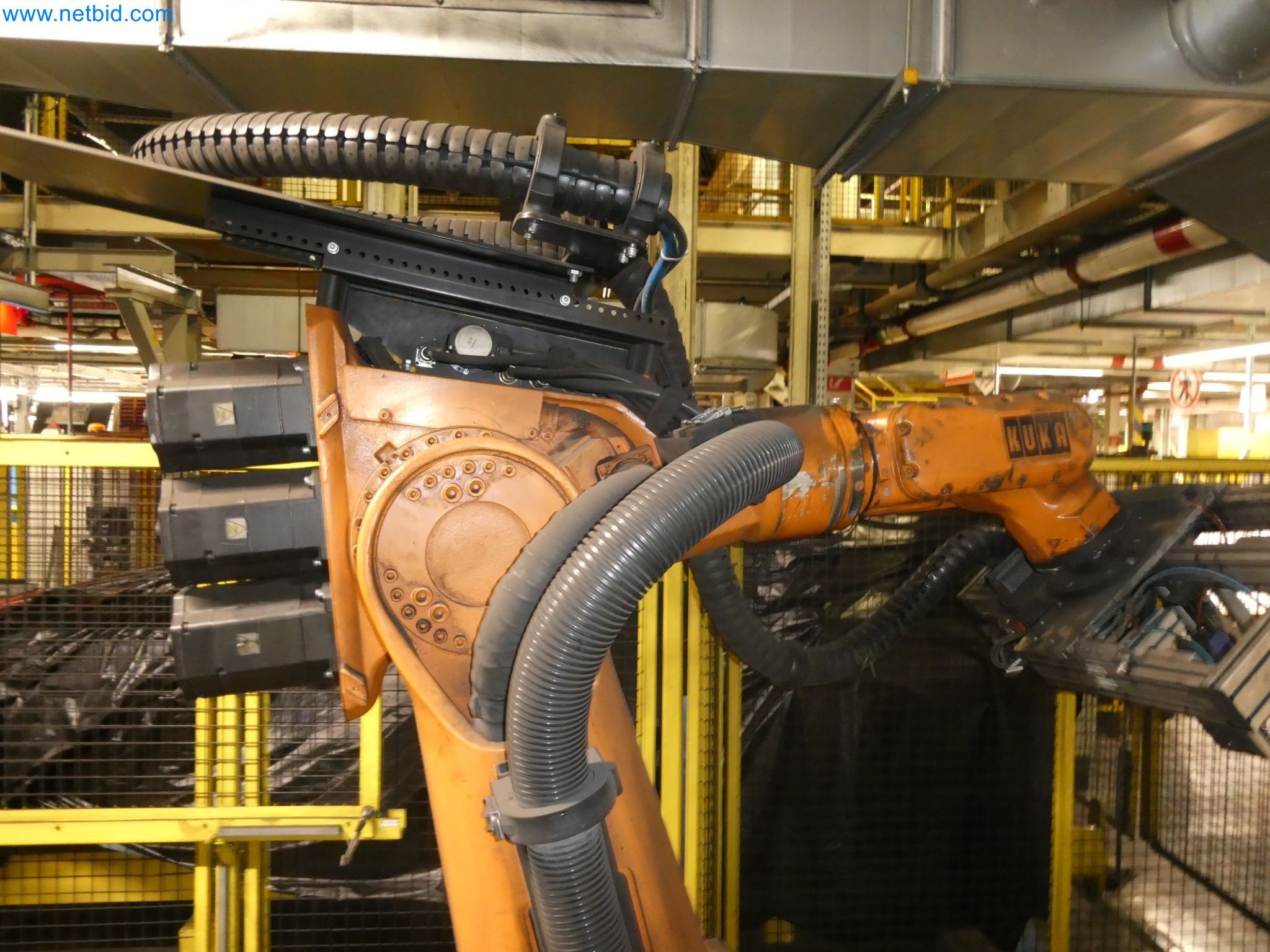 Robots, welding equipment and assembly accessories from the automotive industry-44