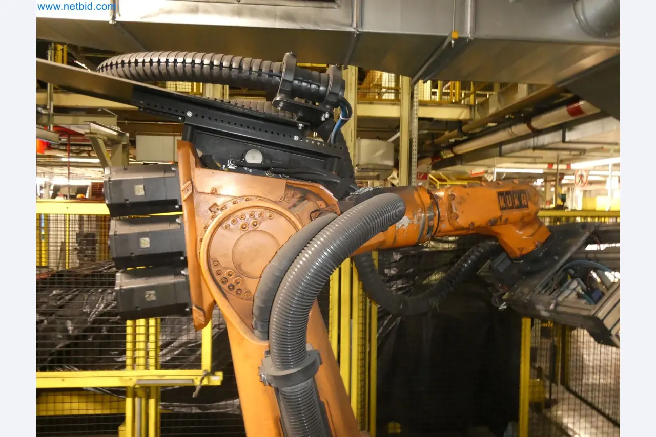 Robots, welding equipment and assembly accessories from the automotive industry-44