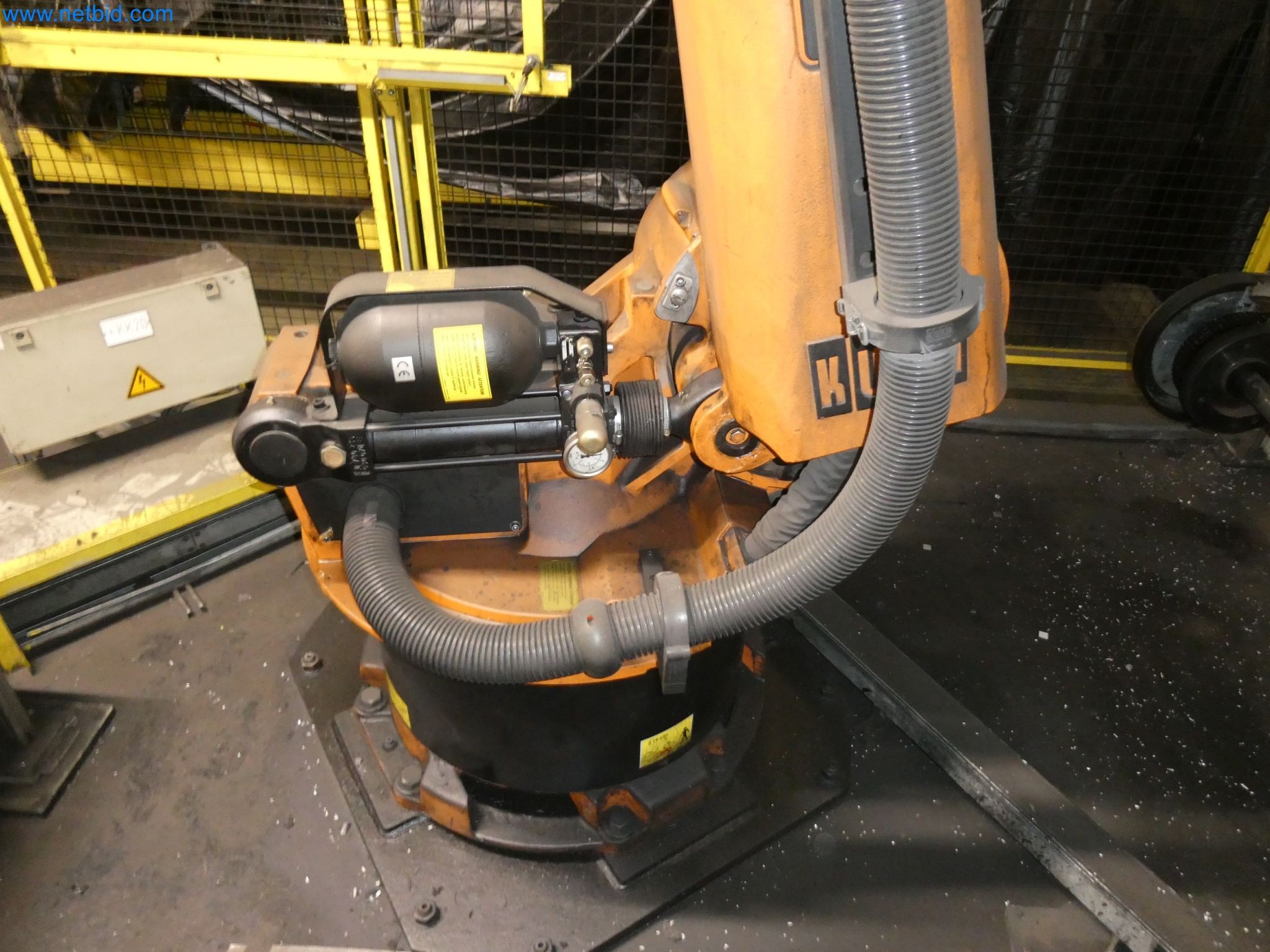 Robots, welding equipment and assembly accessories from the automotive industry-51