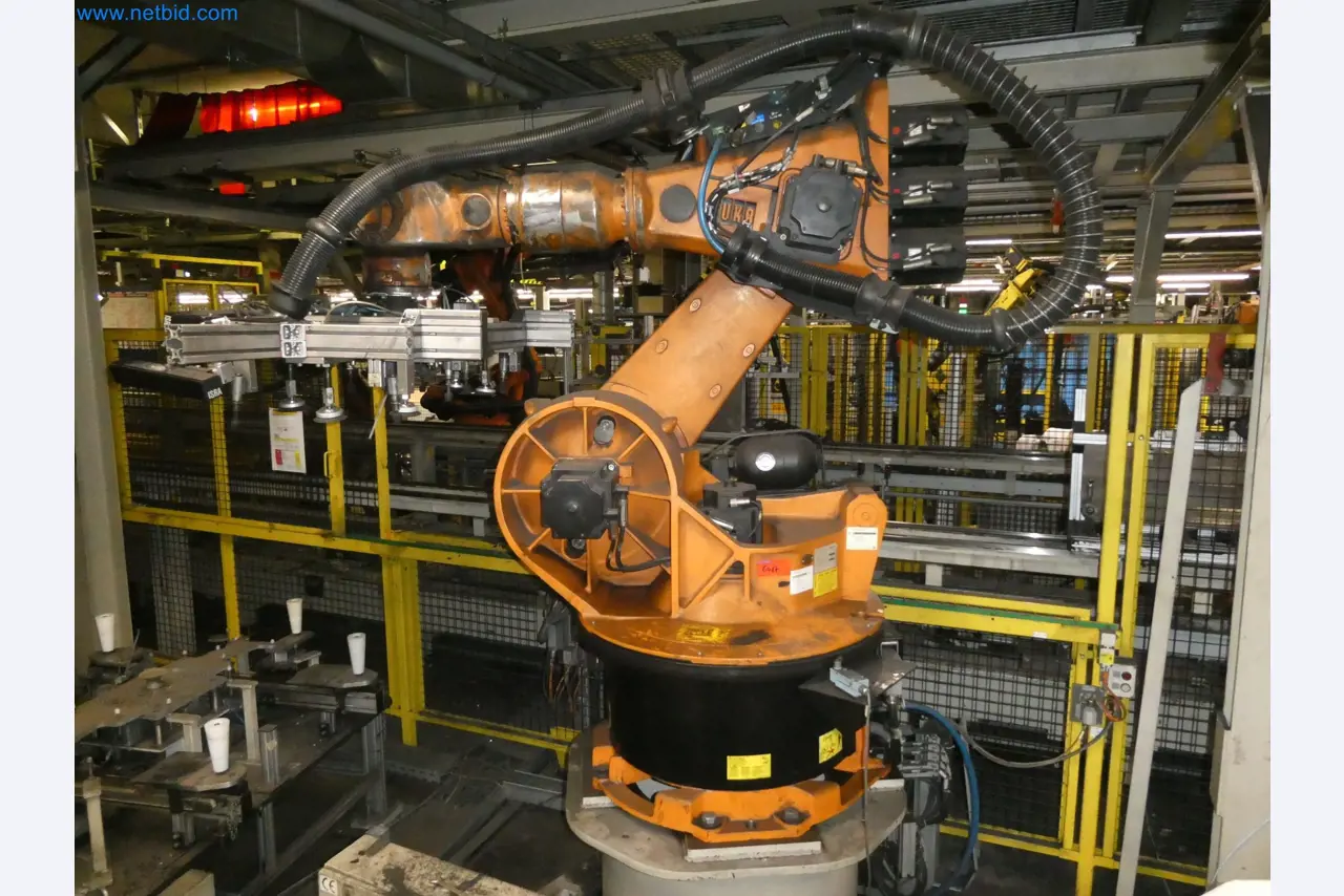 Robots, welding equipment and assembly accessories from the automotive industry-57