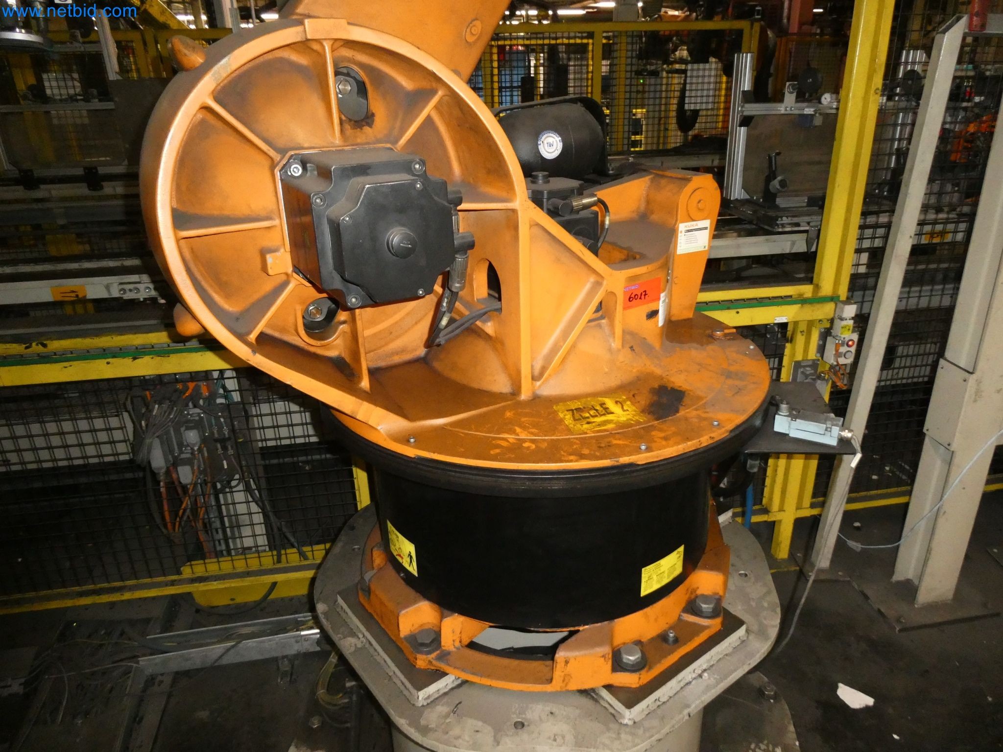 Robots, welding equipment and assembly accessories from the automotive industry-58