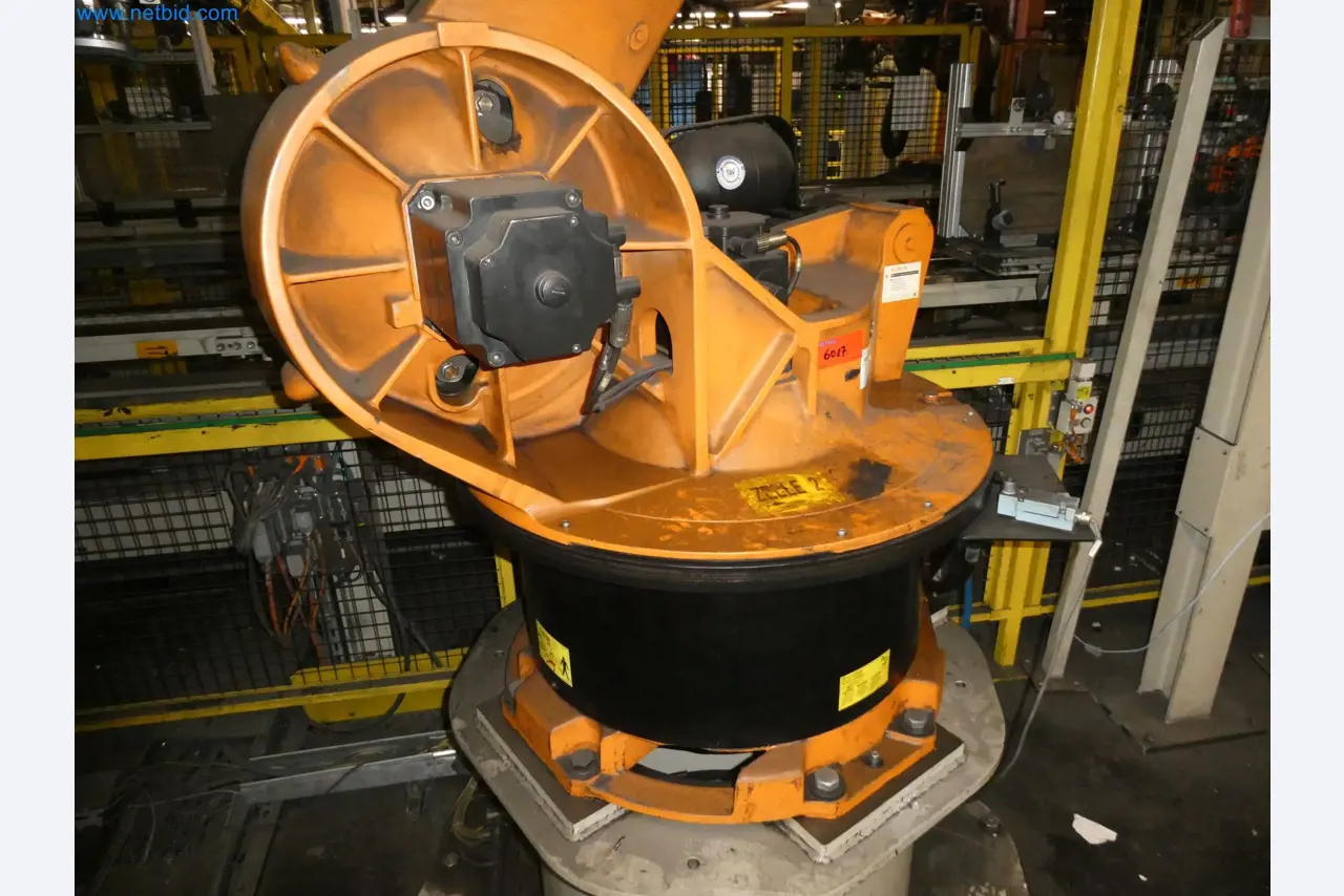 Robots, welding equipment and assembly accessories from the automotive industry-58