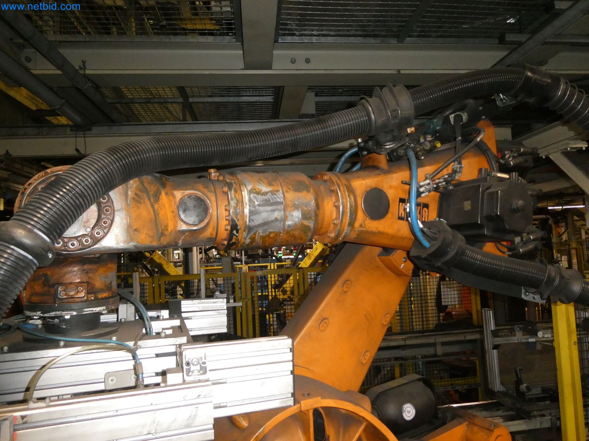 Robots, welding equipment and assembly accessories from the automotive industry-59