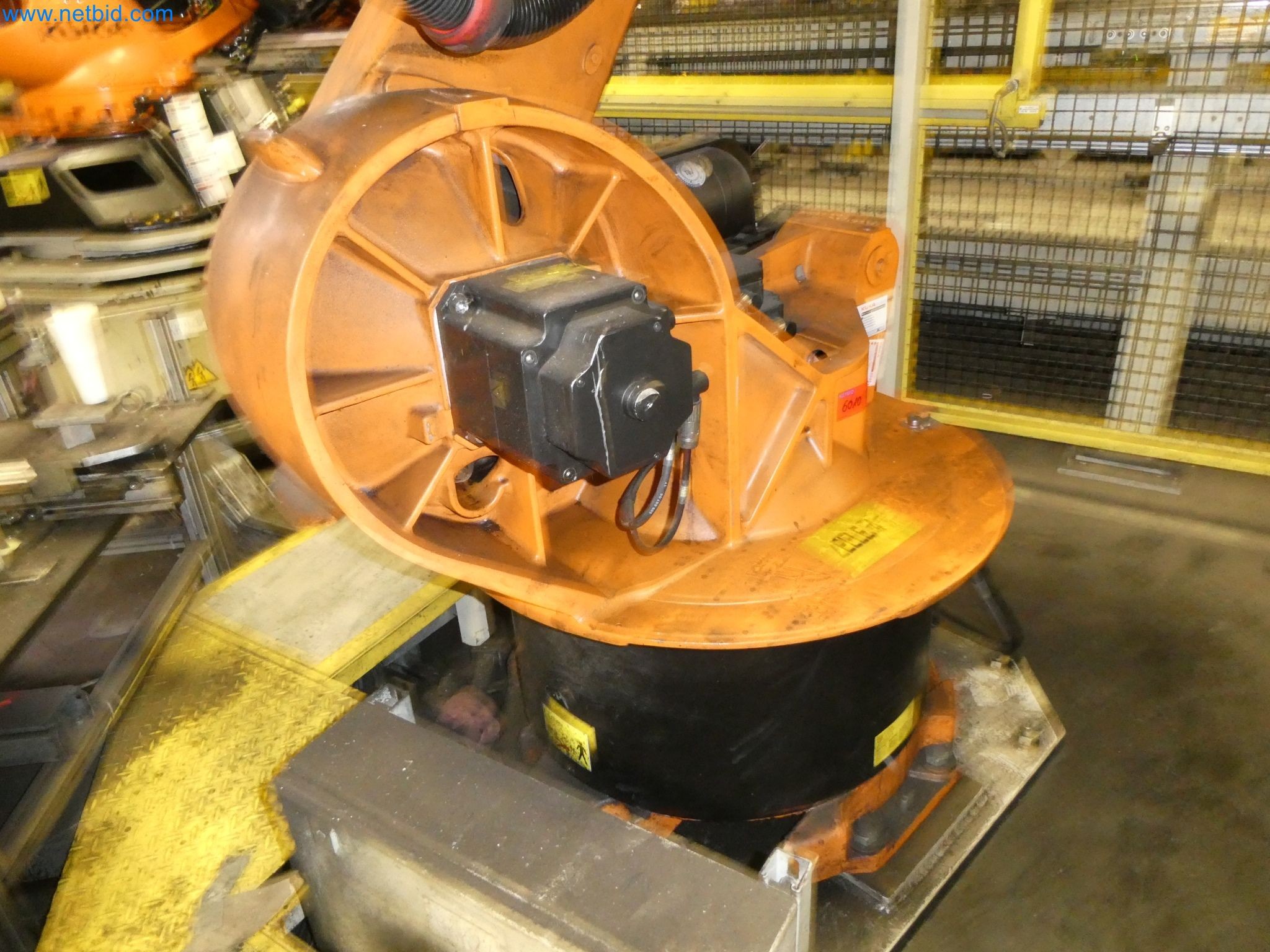 Robots, welding equipment and assembly accessories from the automotive industry-5