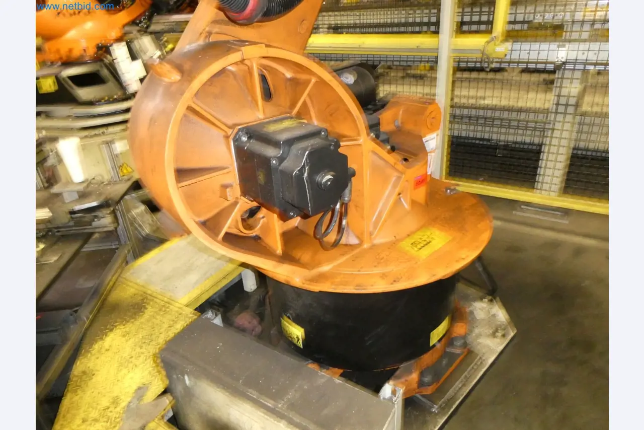 Robots, welding equipment and assembly accessories from the automotive industry-5