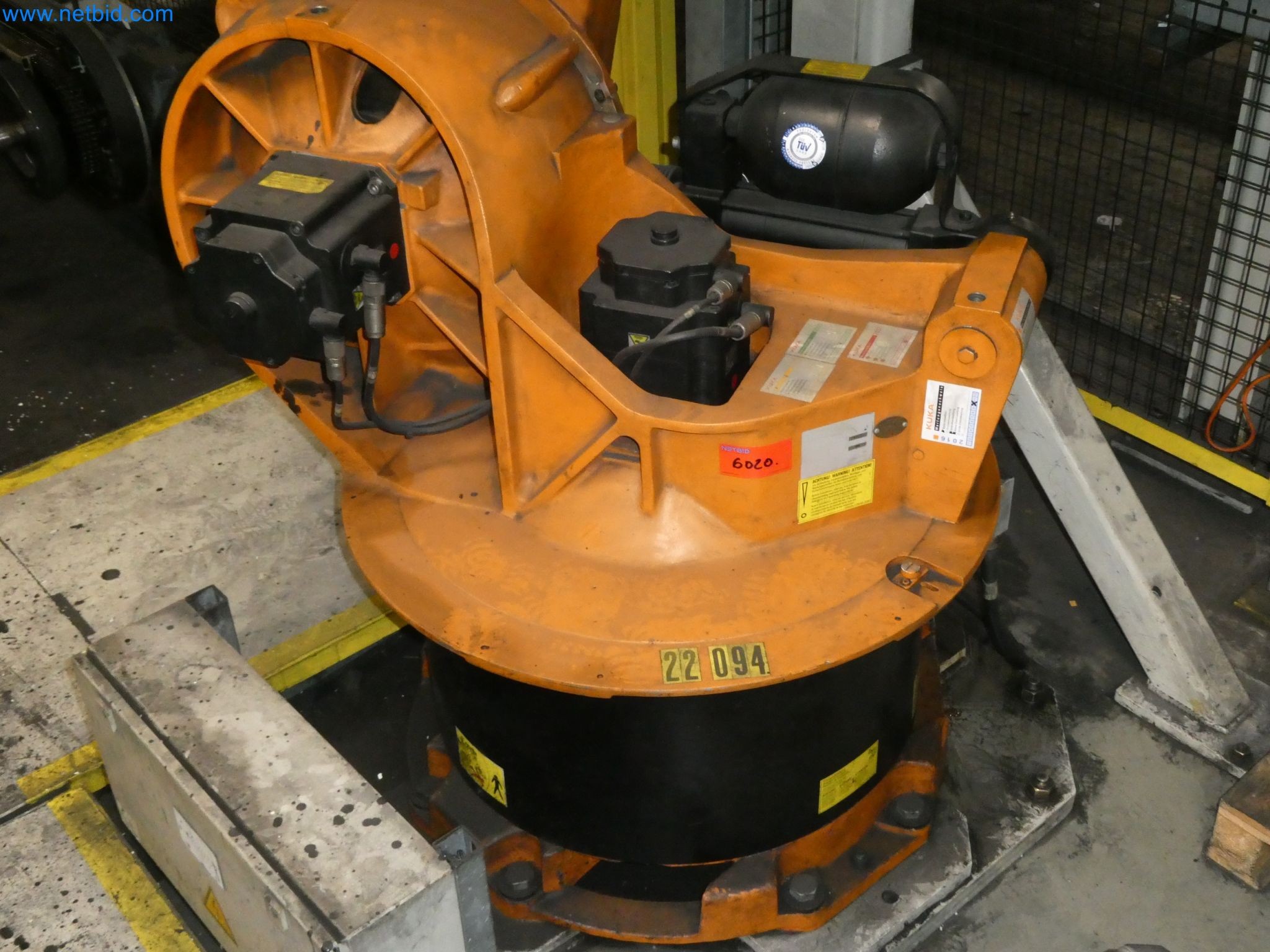 Robots, welding equipment and assembly accessories from the automotive industry-67