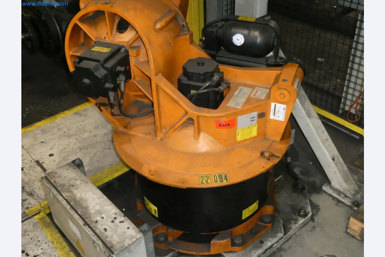 Robots, welding equipment and assembly accessories from the automotive industry-67