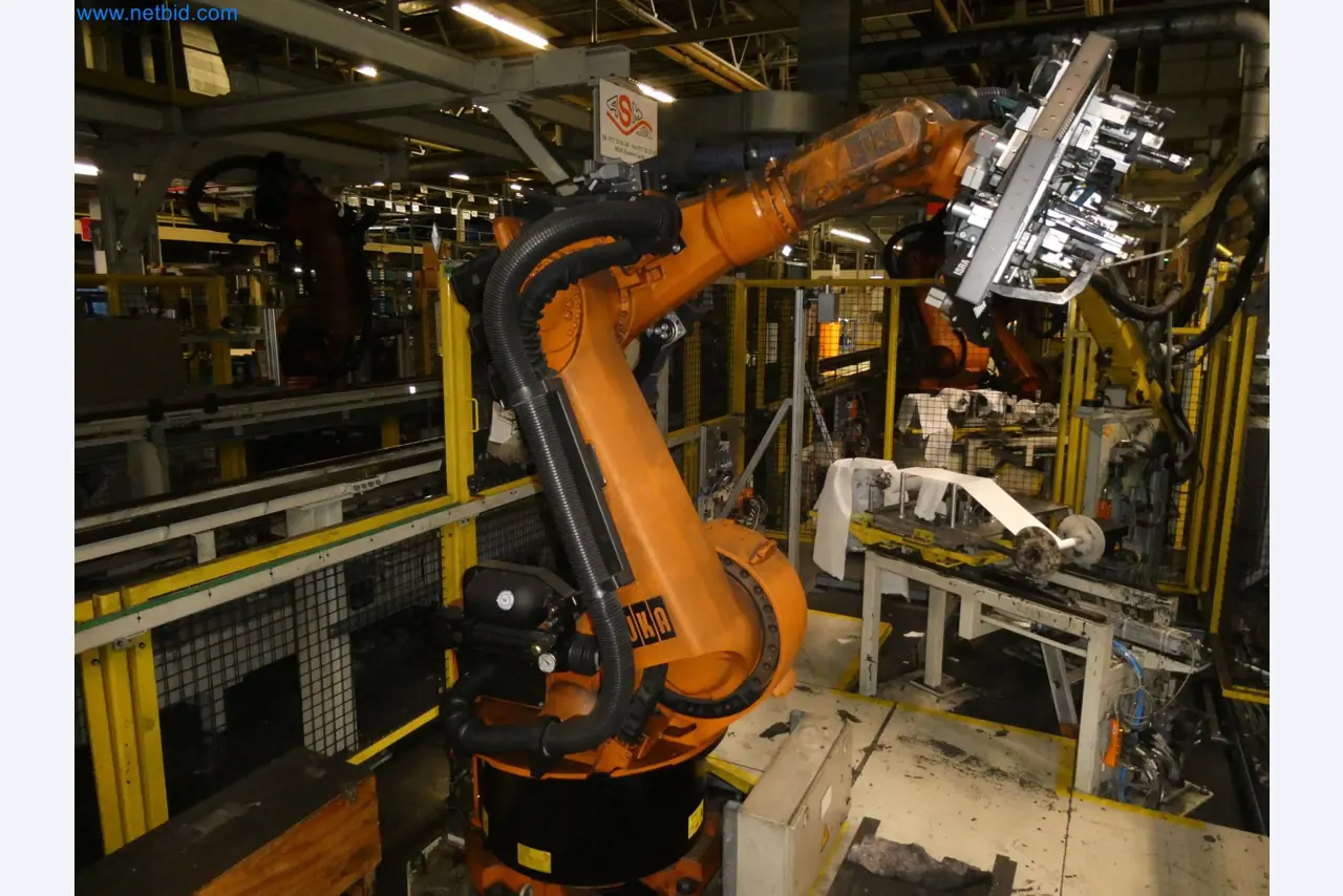 Robots, welding equipment and assembly accessories from the automotive industry-74