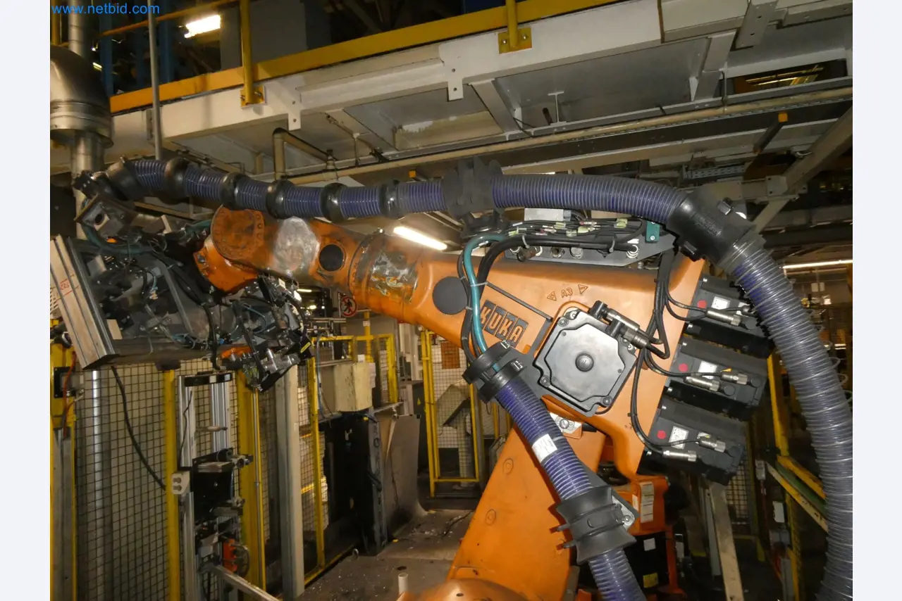 Robots, welding equipment and assembly accessories from the automotive industry-78