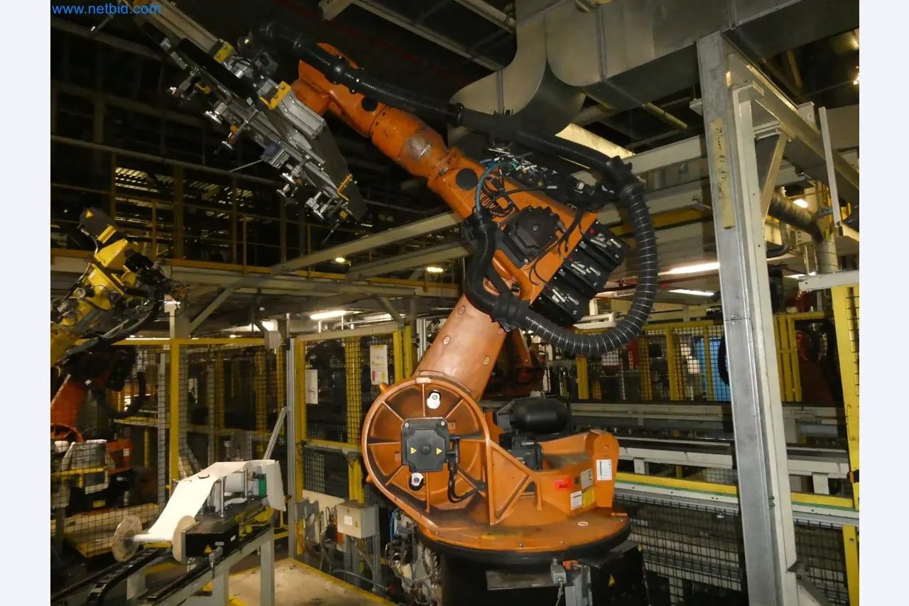 Robots, welding equipment and assembly accessories from the automotive industry-82