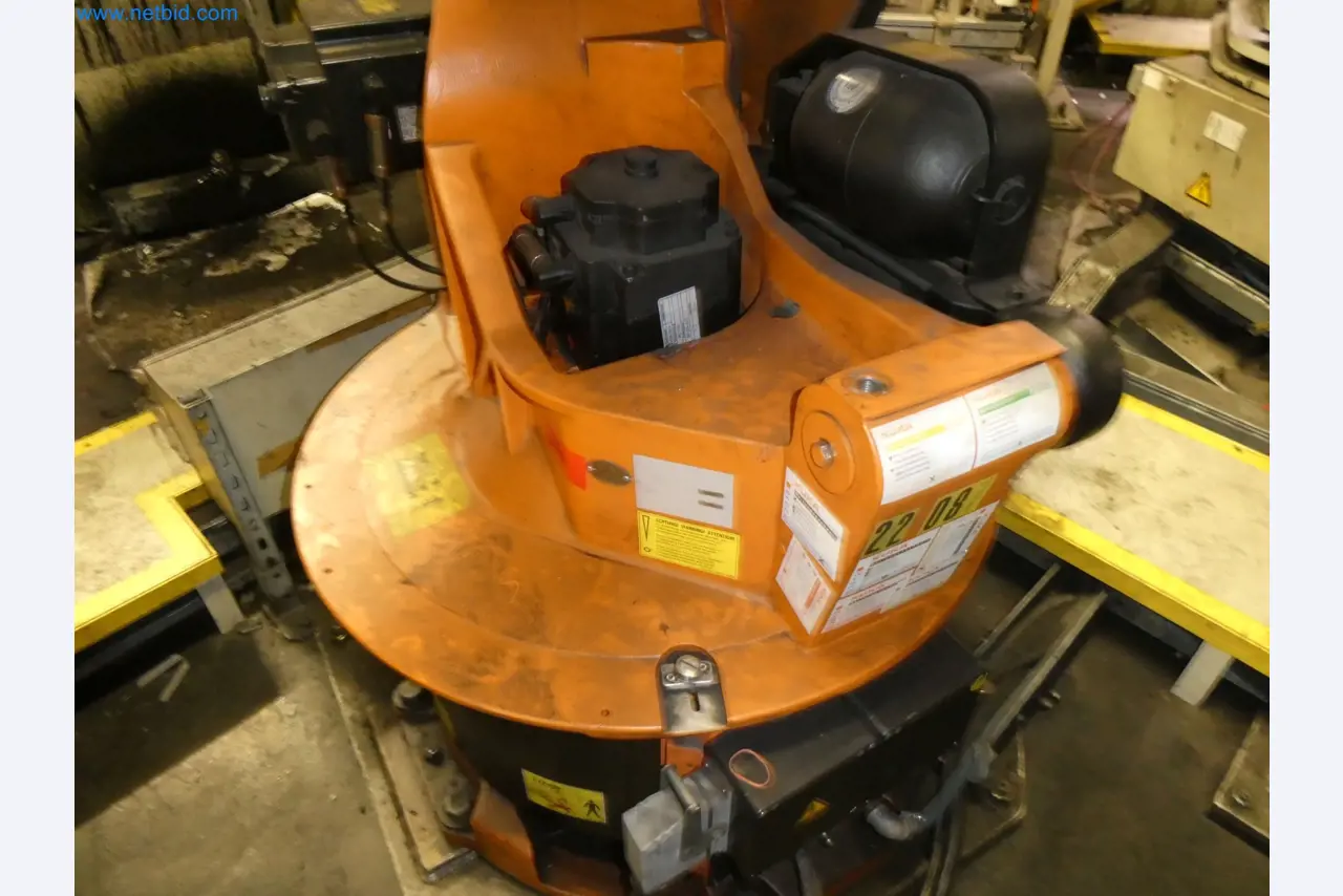 Robots, welding equipment and assembly accessories from the automotive industry-8