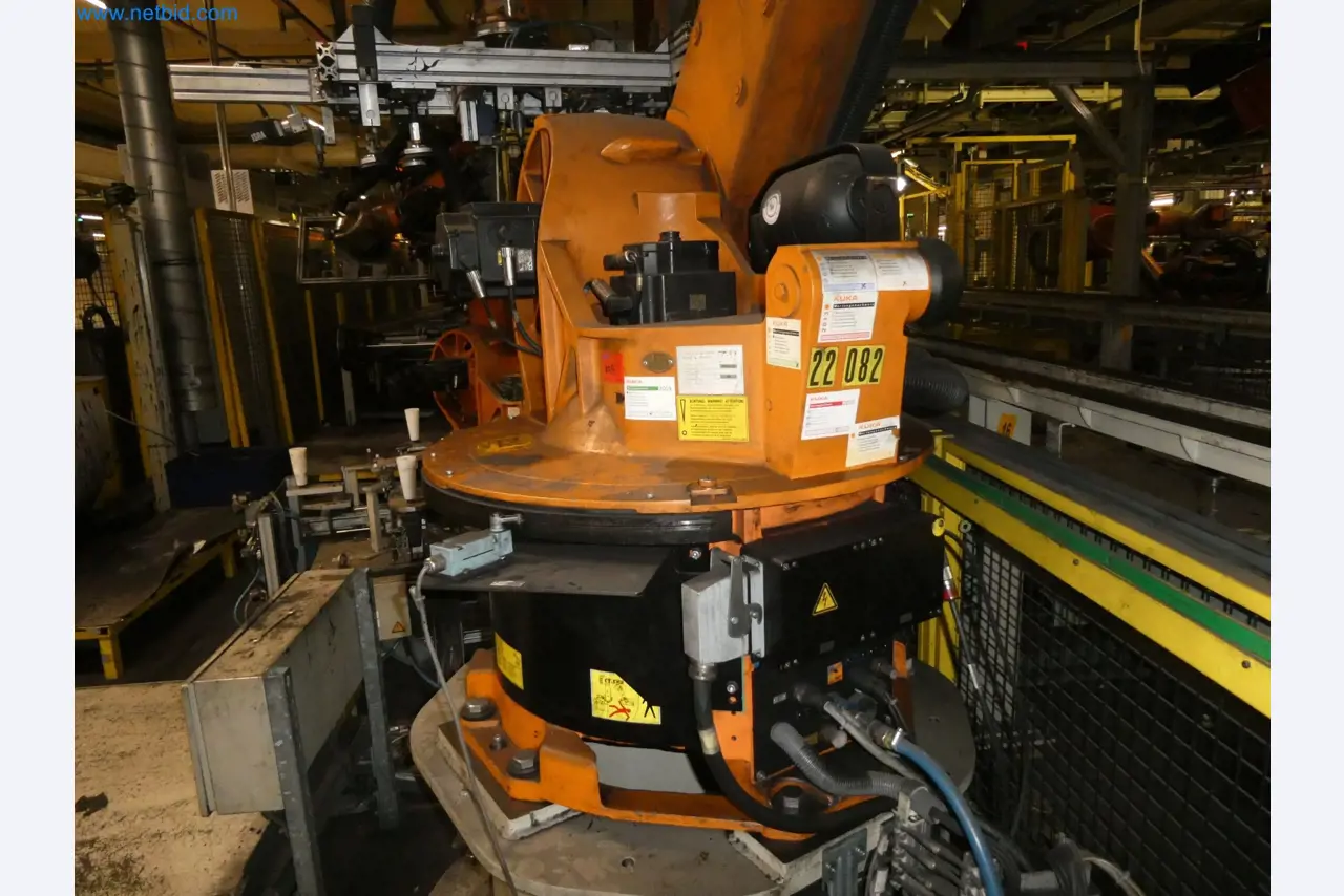 Robots, welding equipment and assembly accessories from the automotive industry-90