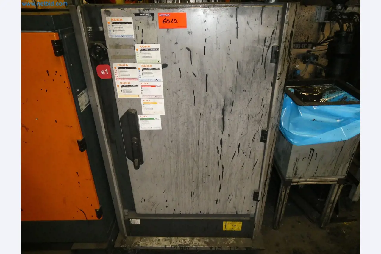 Robots, welding equipment and assembly accessories from the automotive industry-9