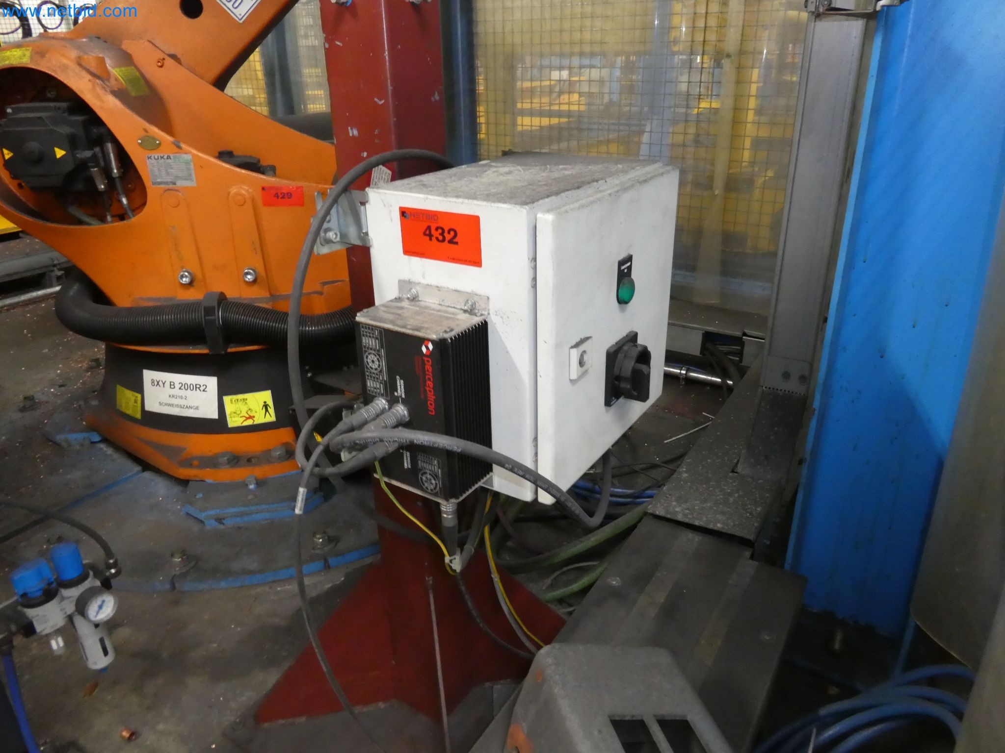 Robots, equipos de soldadura y accesorios de montaje de la industria del automóvil-9