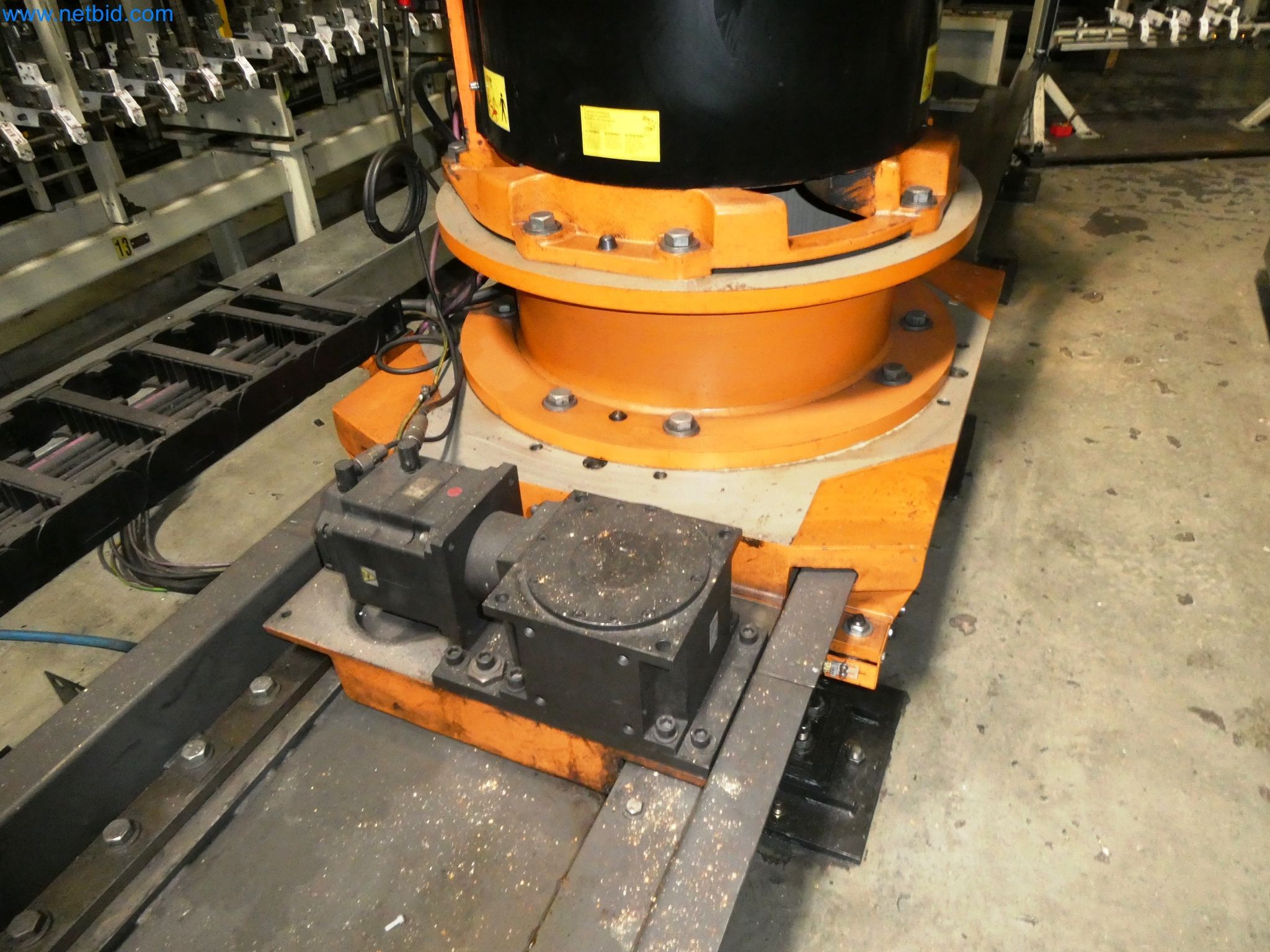 Roboty, svařovací zařízení a montážní příslušenství z automobilového průmyslu-10