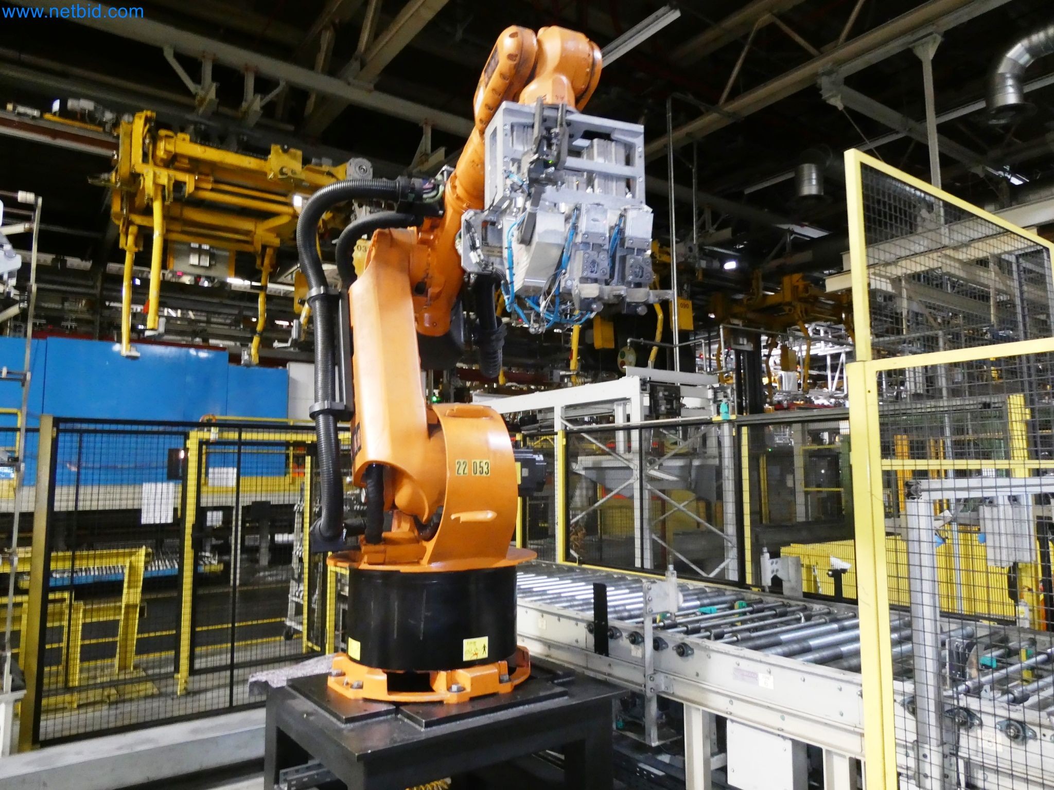 Roboty, svařovací zařízení a montážní příslušenství z automobilového průmyslu-11