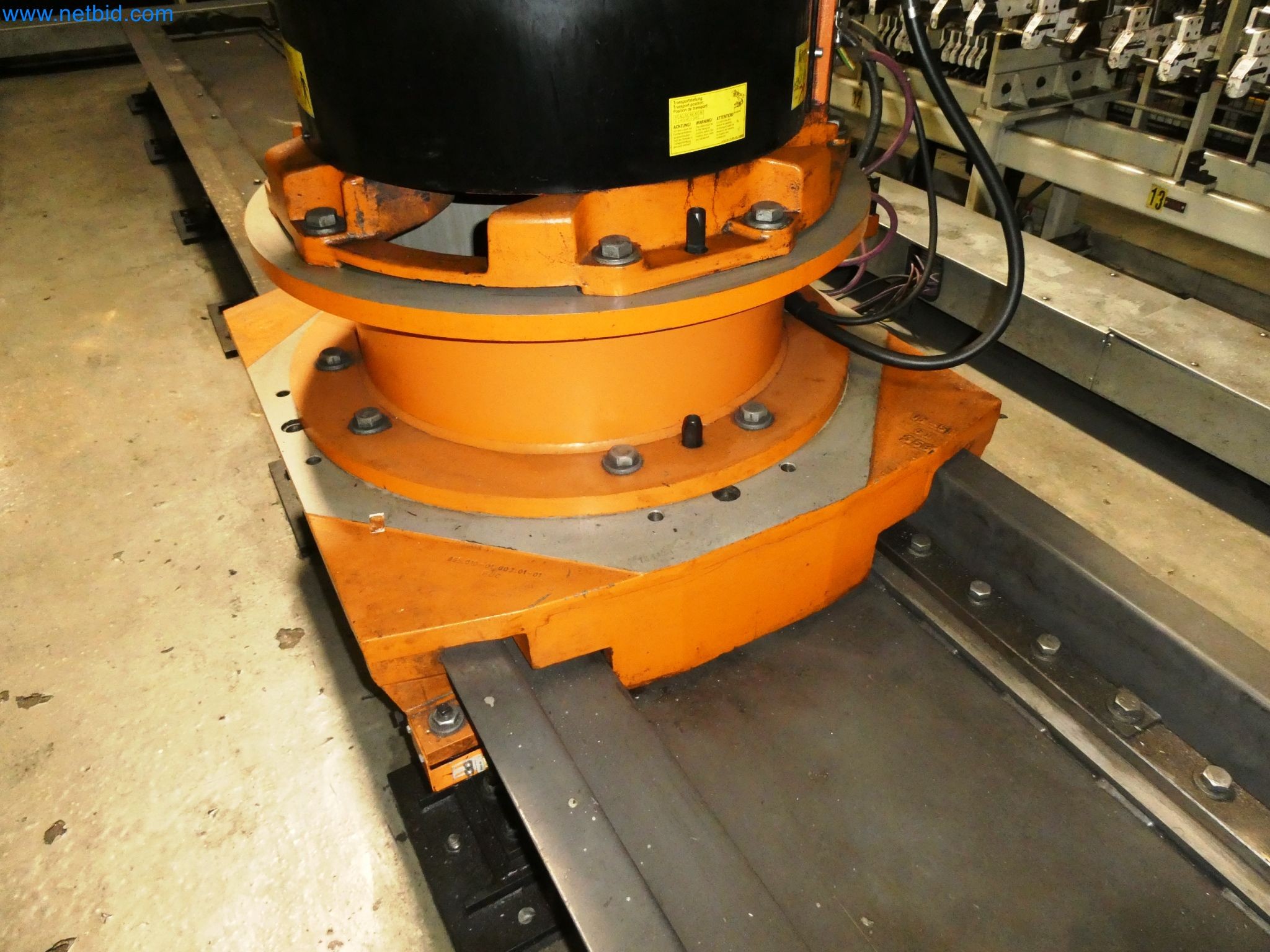 Roboty, svařovací zařízení a montážní příslušenství z automobilového průmyslu-12