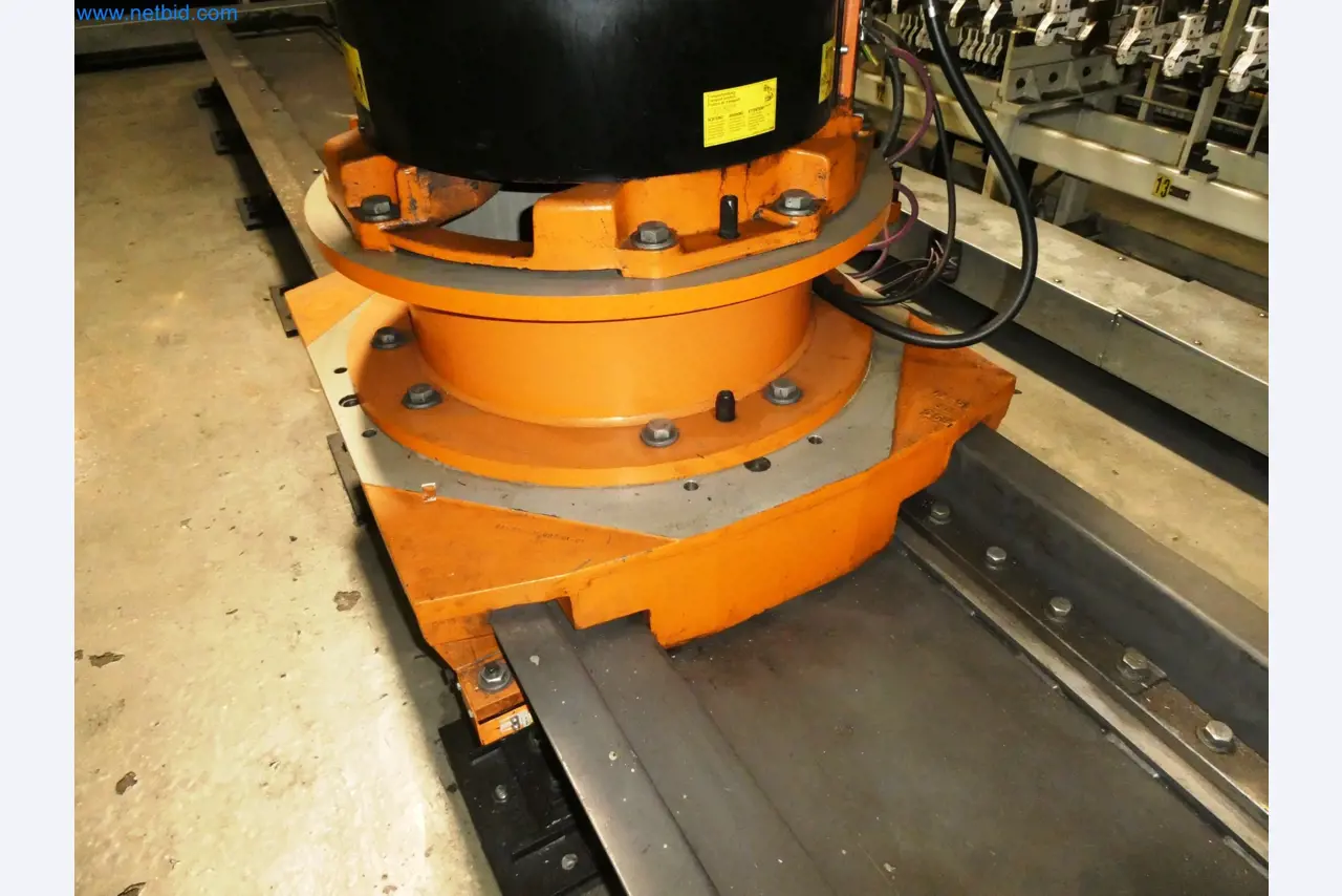 Roboty, svařovací zařízení a montážní příslušenství z automobilového průmyslu-12