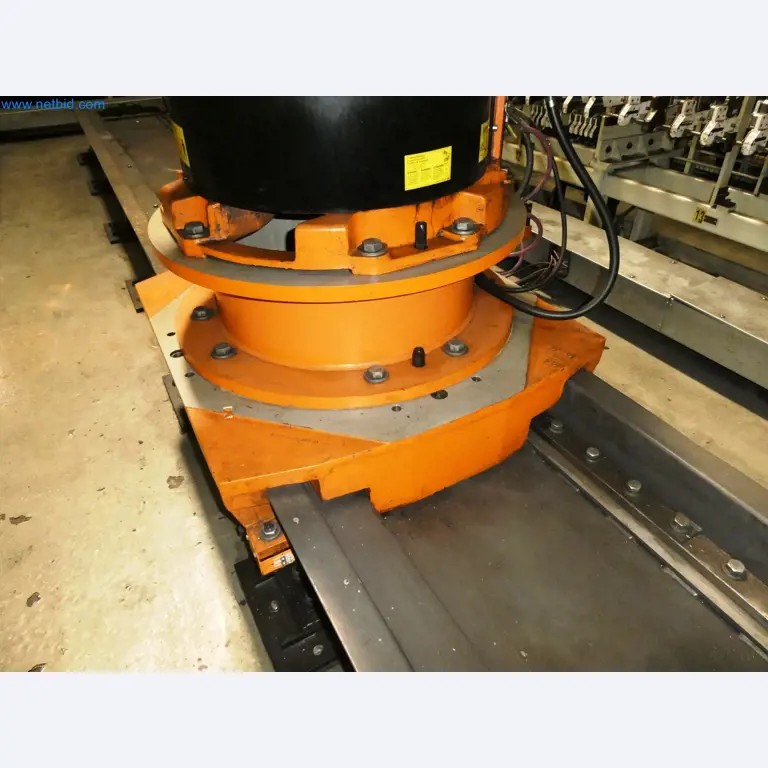 Roboty, svařovací zařízení a montážní příslušenství z automobilového průmyslu-12