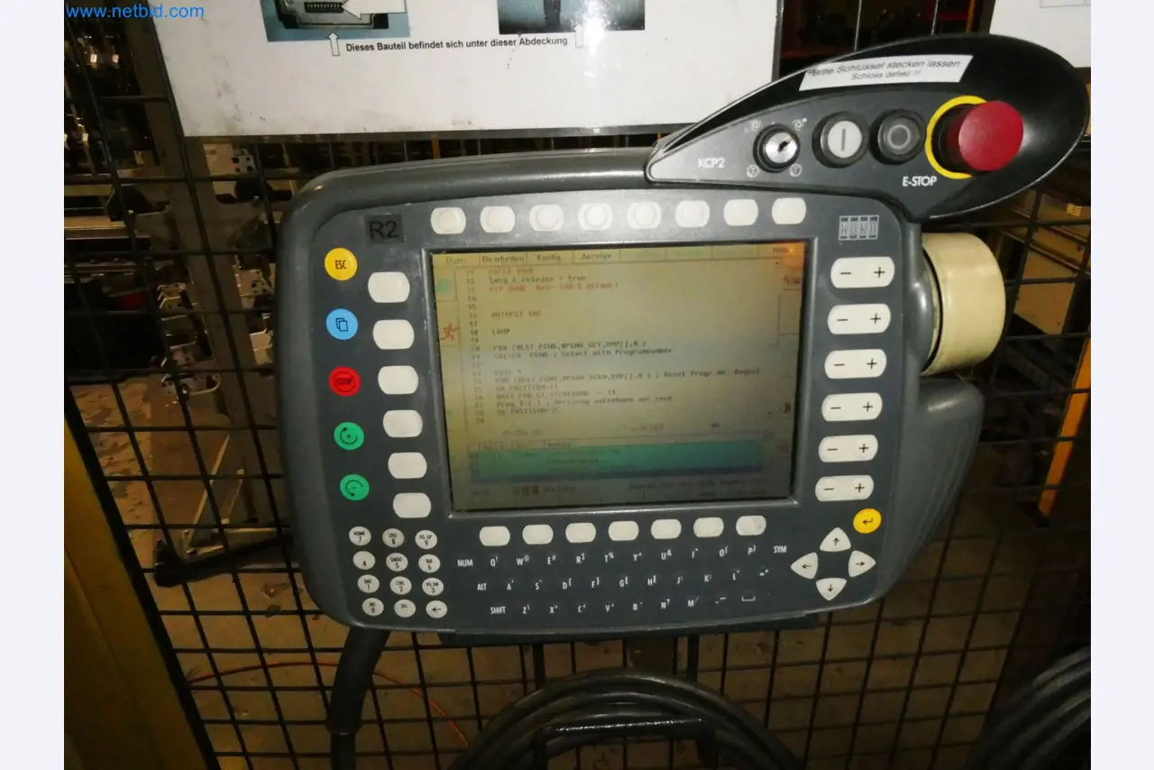 Roboty, svařovací zařízení a montážní příslušenství z automobilového průmyslu-14