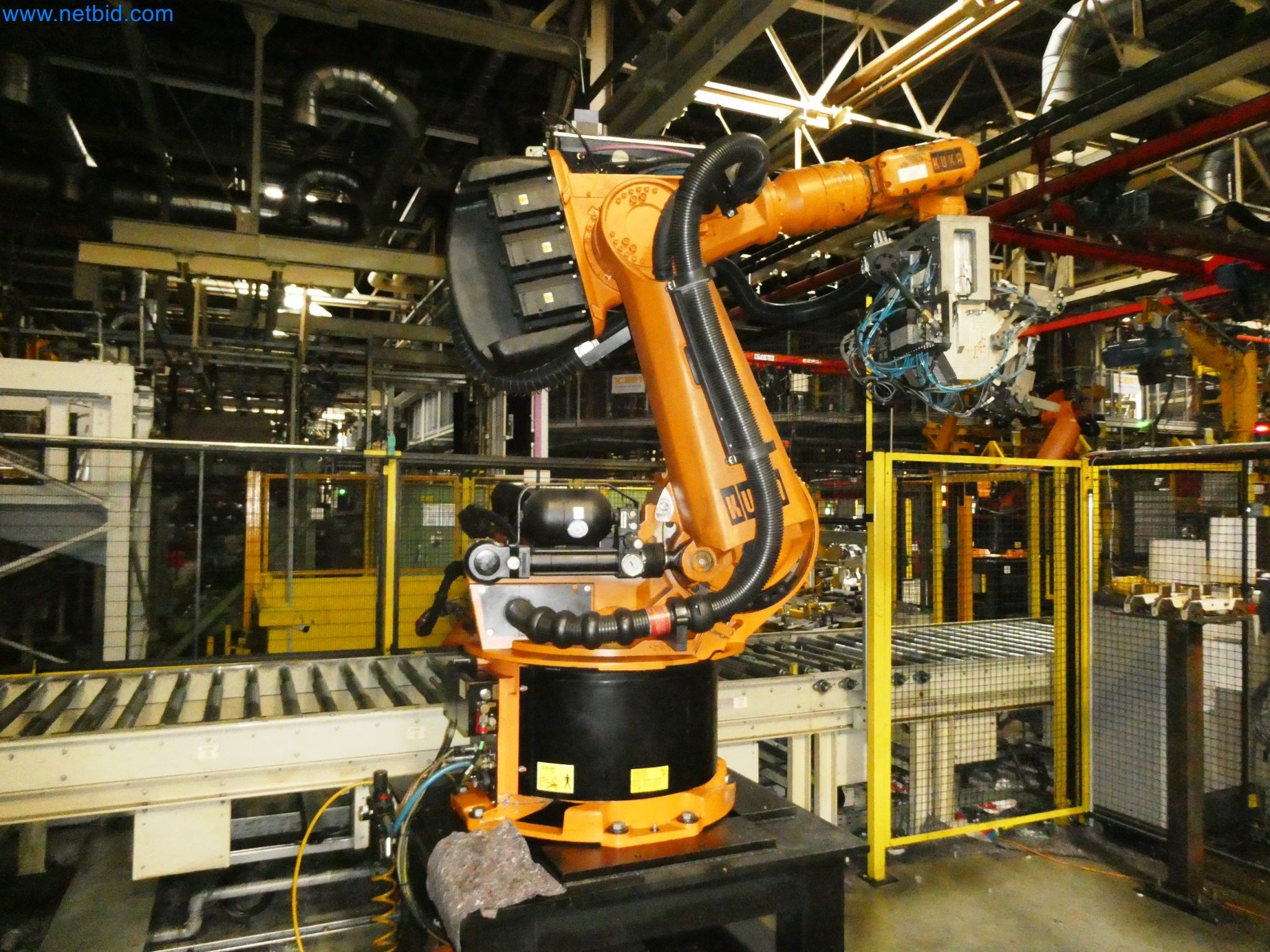 Roboty, svařovací zařízení a montážní příslušenství z automobilového průmyslu-15