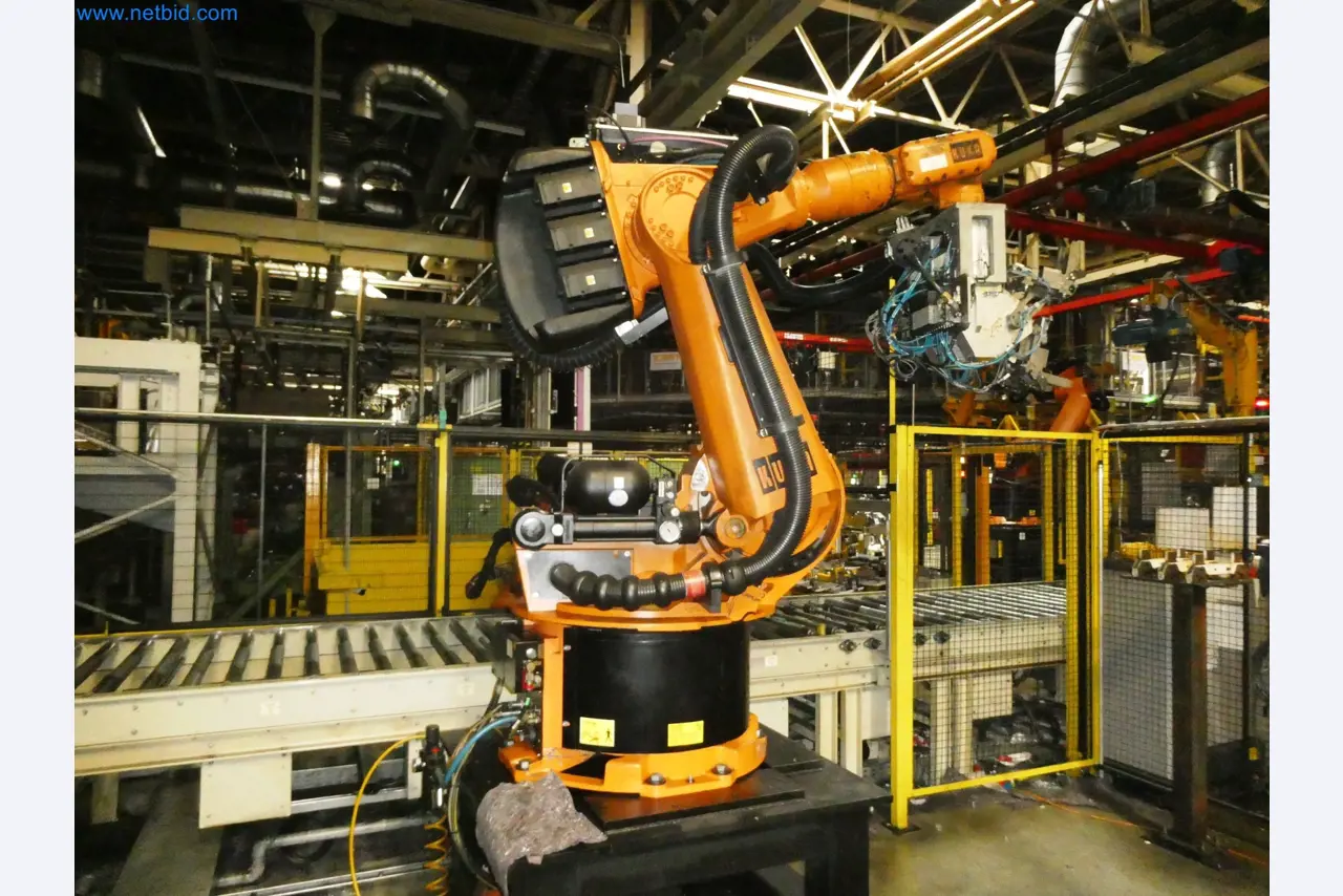 Roboty, svařovací zařízení a montážní příslušenství z automobilového průmyslu-15