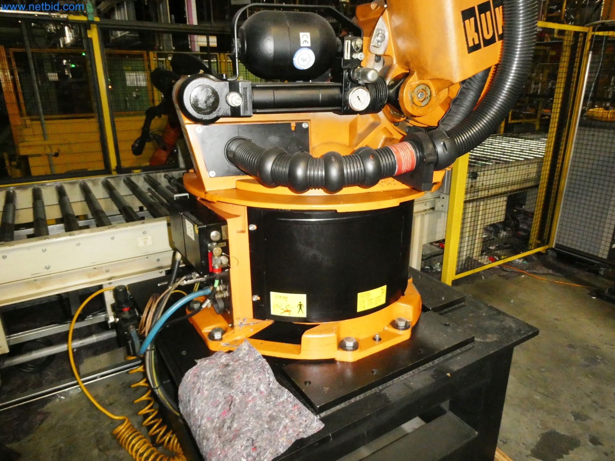 Roboty, svařovací zařízení a montážní příslušenství z automobilového průmyslu-16