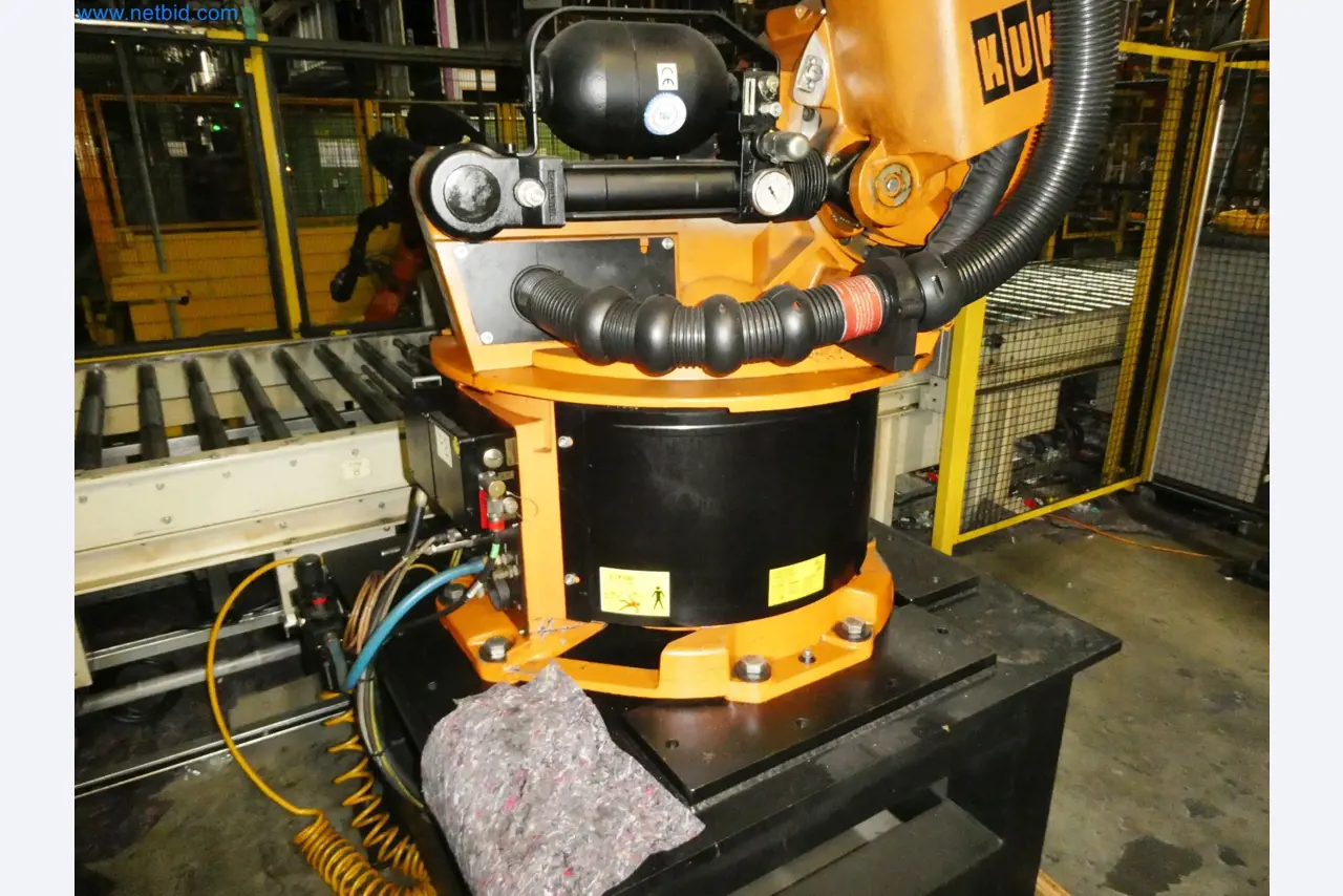 Roboty, svařovací zařízení a montážní příslušenství z automobilového průmyslu-16