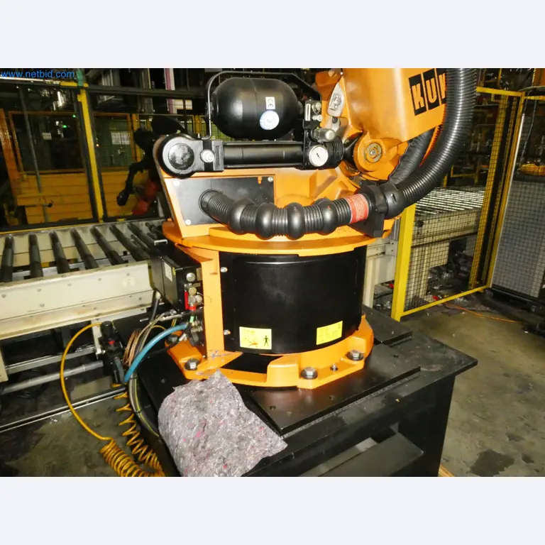 Roboty, svařovací zařízení a montážní příslušenství z automobilového průmyslu-16