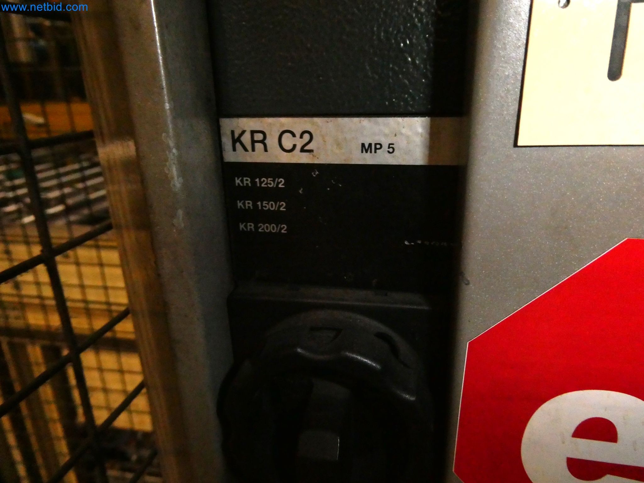 Roboty, svařovací zařízení a montážní příslušenství z automobilového průmyslu-17