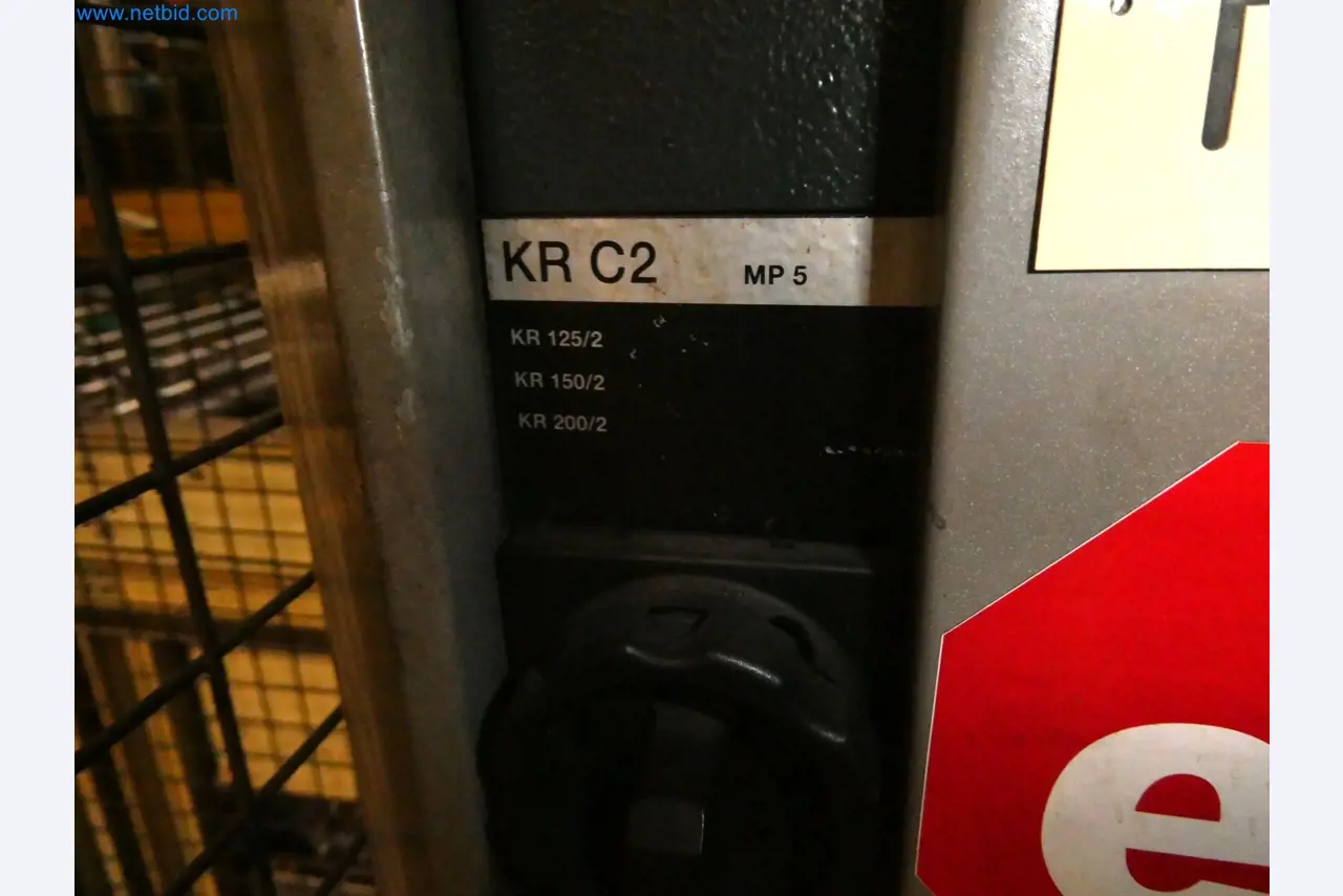 Roboty, svařovací zařízení a montážní příslušenství z automobilového průmyslu-17