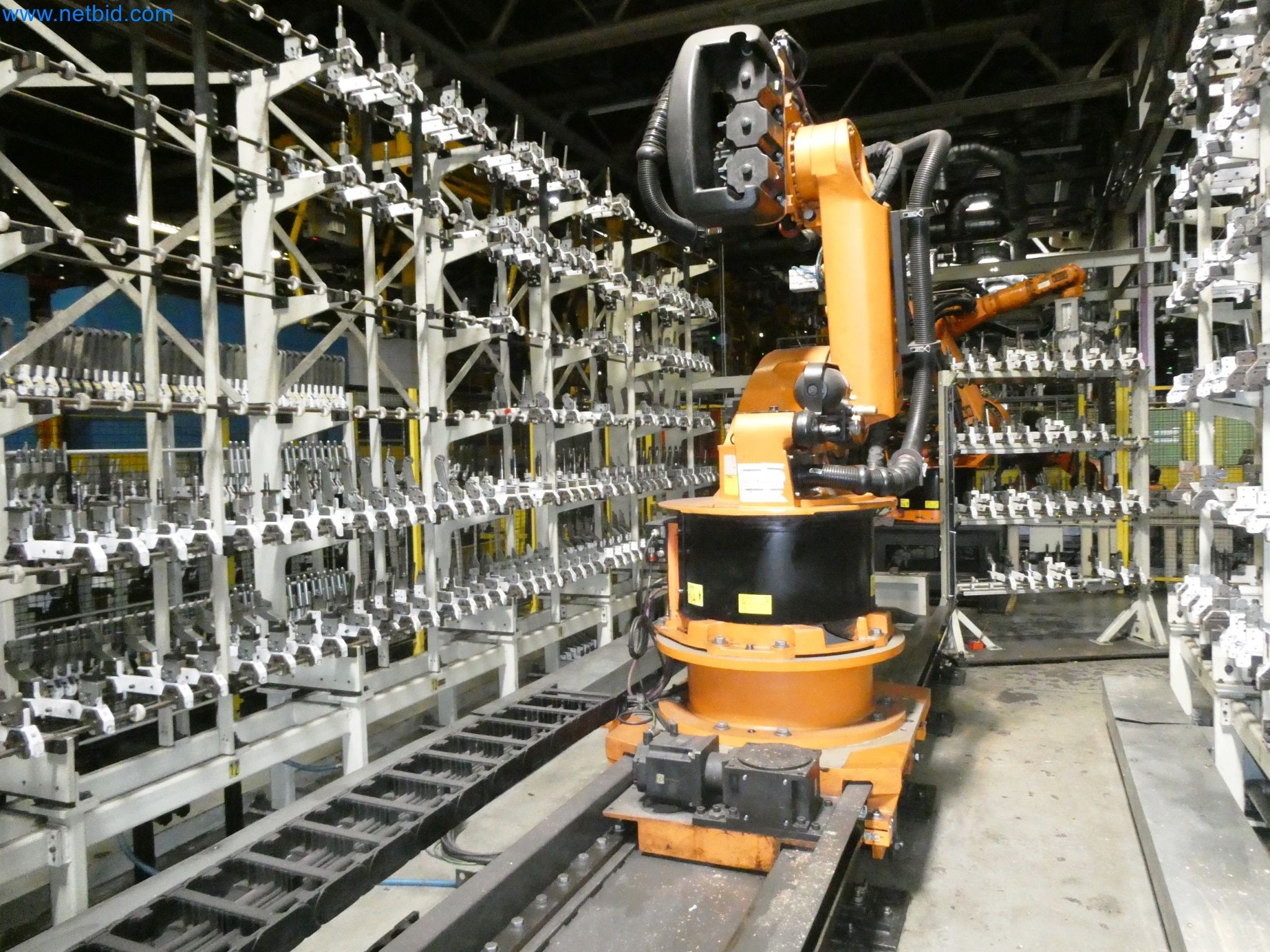 Roboty, svařovací zařízení a montážní příslušenství z automobilového průmyslu-18