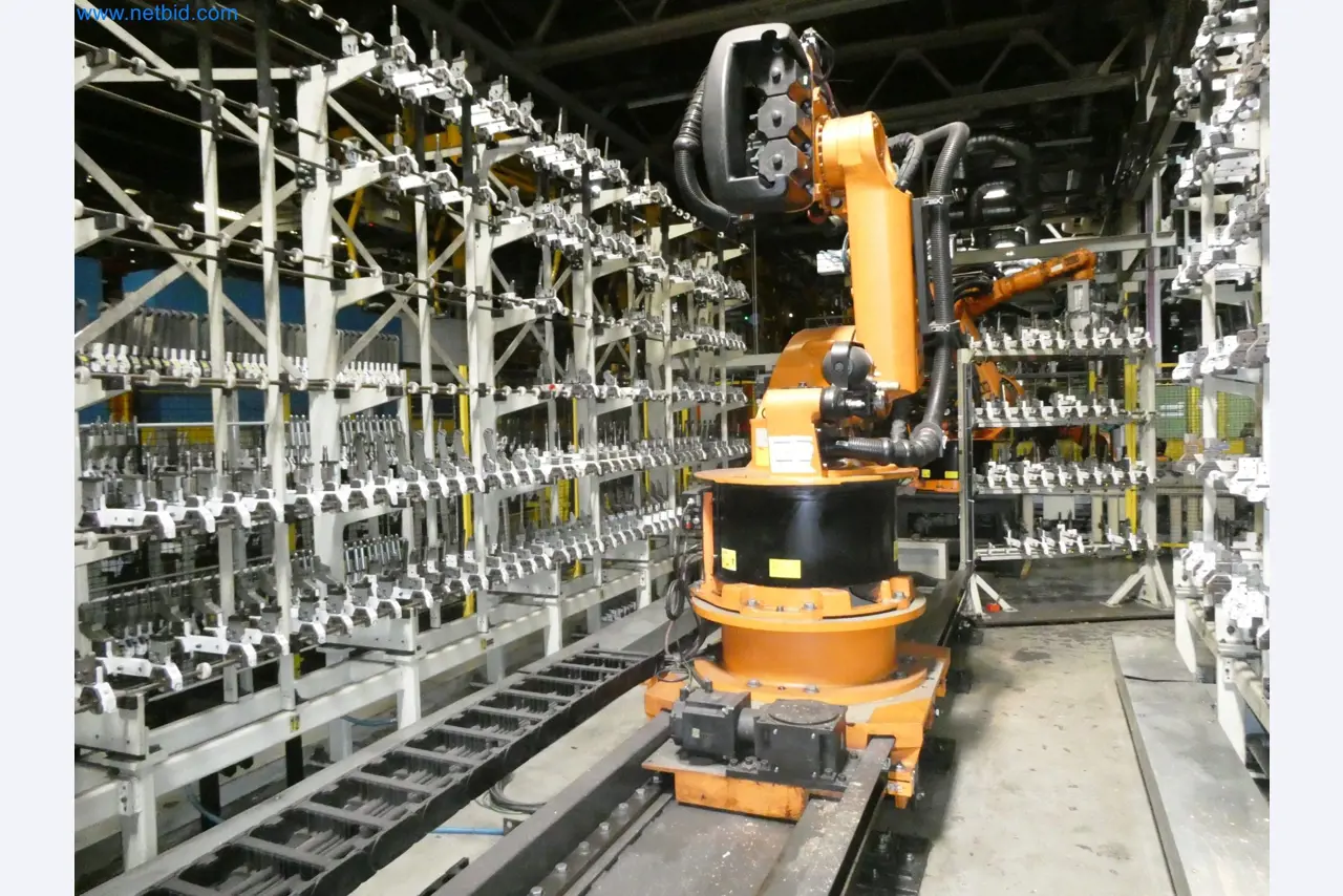 Roboty, svařovací zařízení a montážní příslušenství z automobilového průmyslu-18