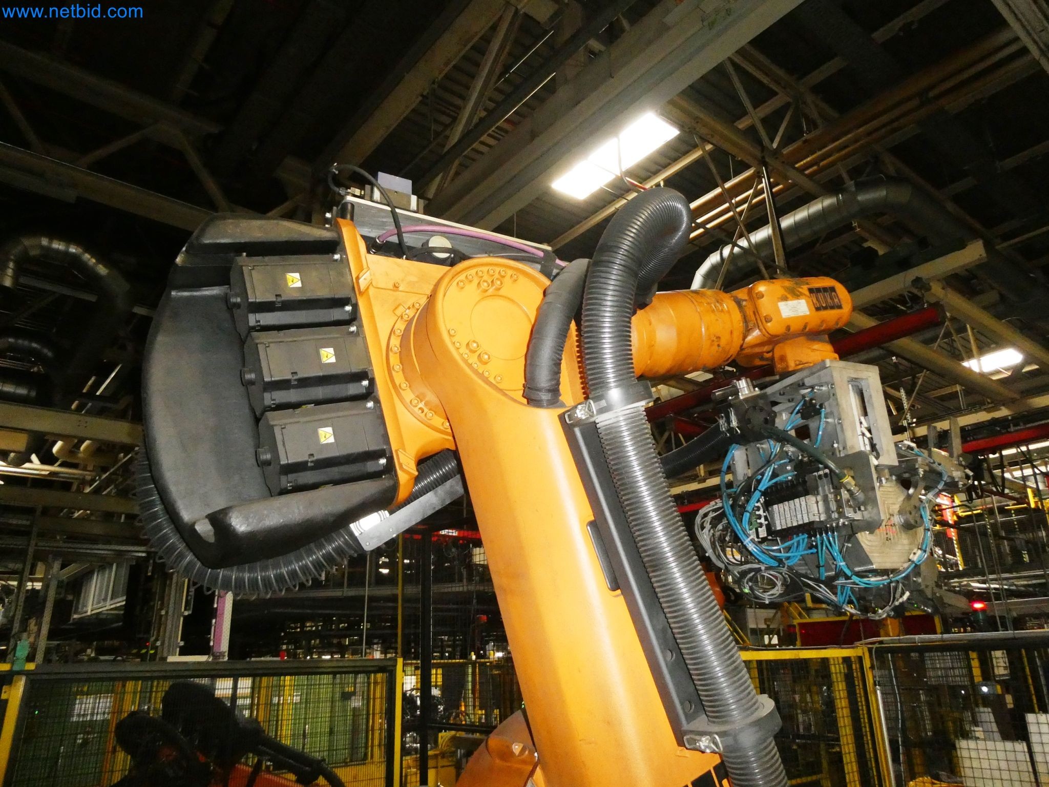 Roboty, svařovací zařízení a montážní příslušenství z automobilového průmyslu-19