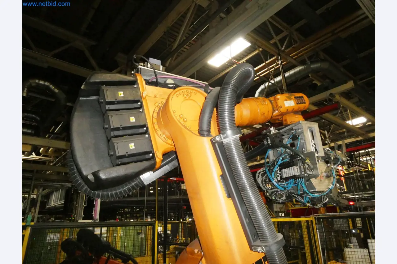 Roboty, svařovací zařízení a montážní příslušenství z automobilového průmyslu-19