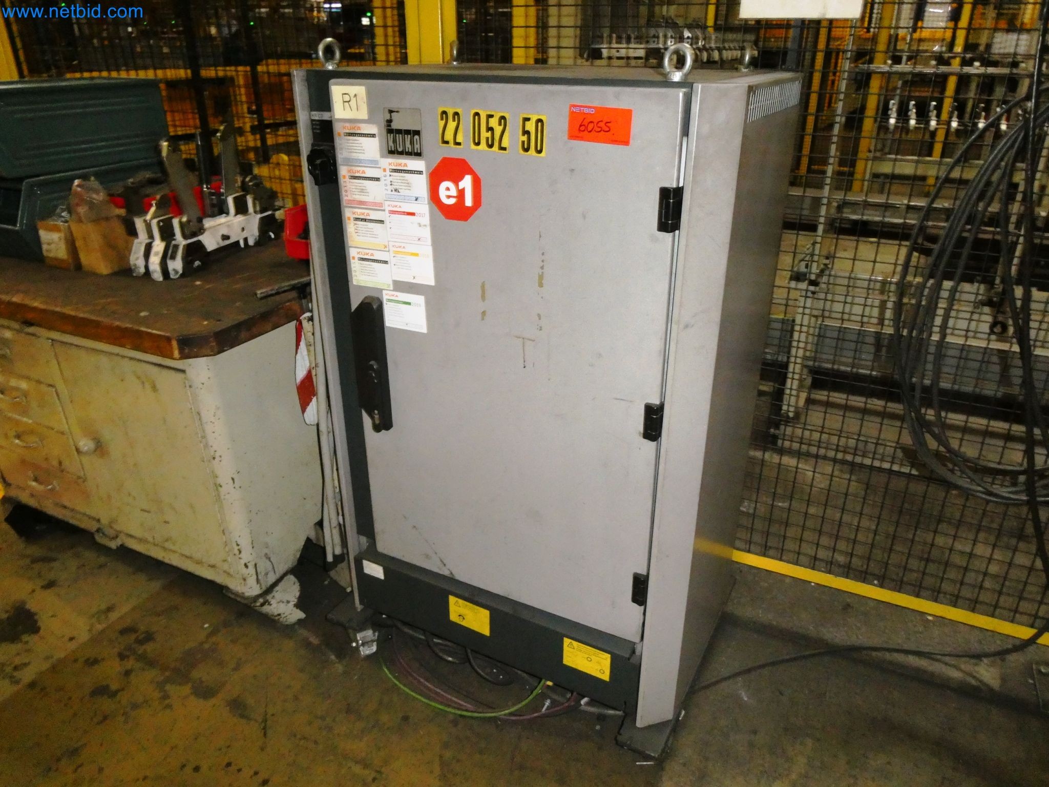 Roboty, svařovací zařízení a montážní příslušenství z automobilového průmyslu-1