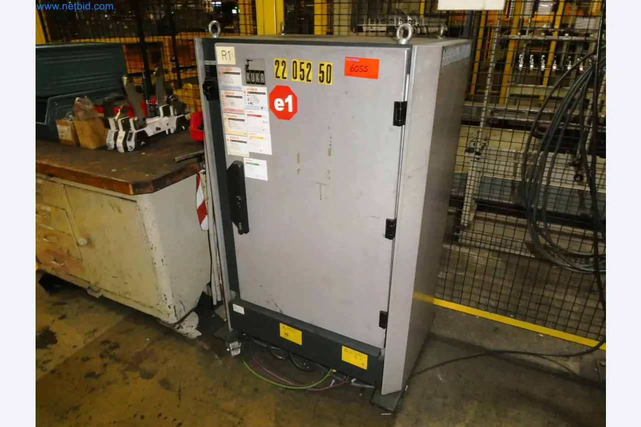 Roboty, svařovací zařízení a montážní příslušenství z automobilového průmyslu-1